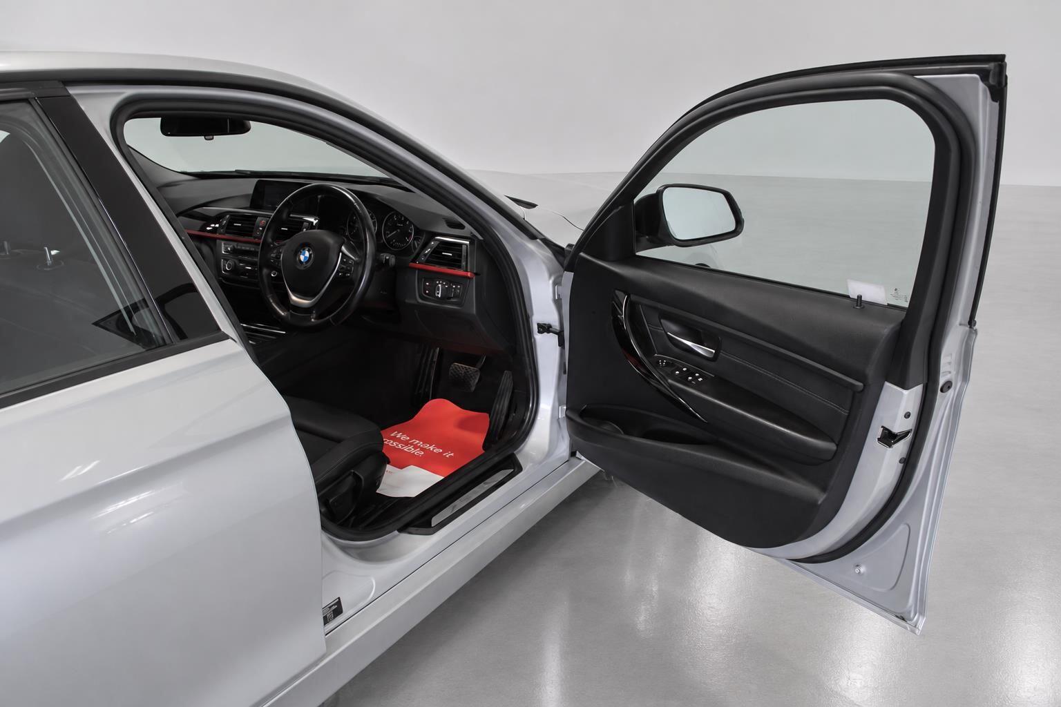 BMW 3 Series view 22