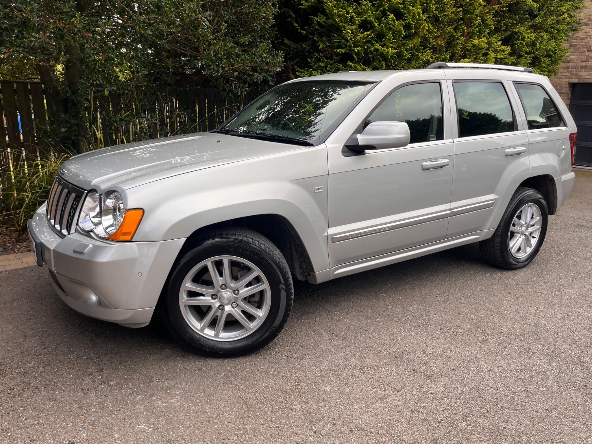 Jeep Grand Cherokee view 3