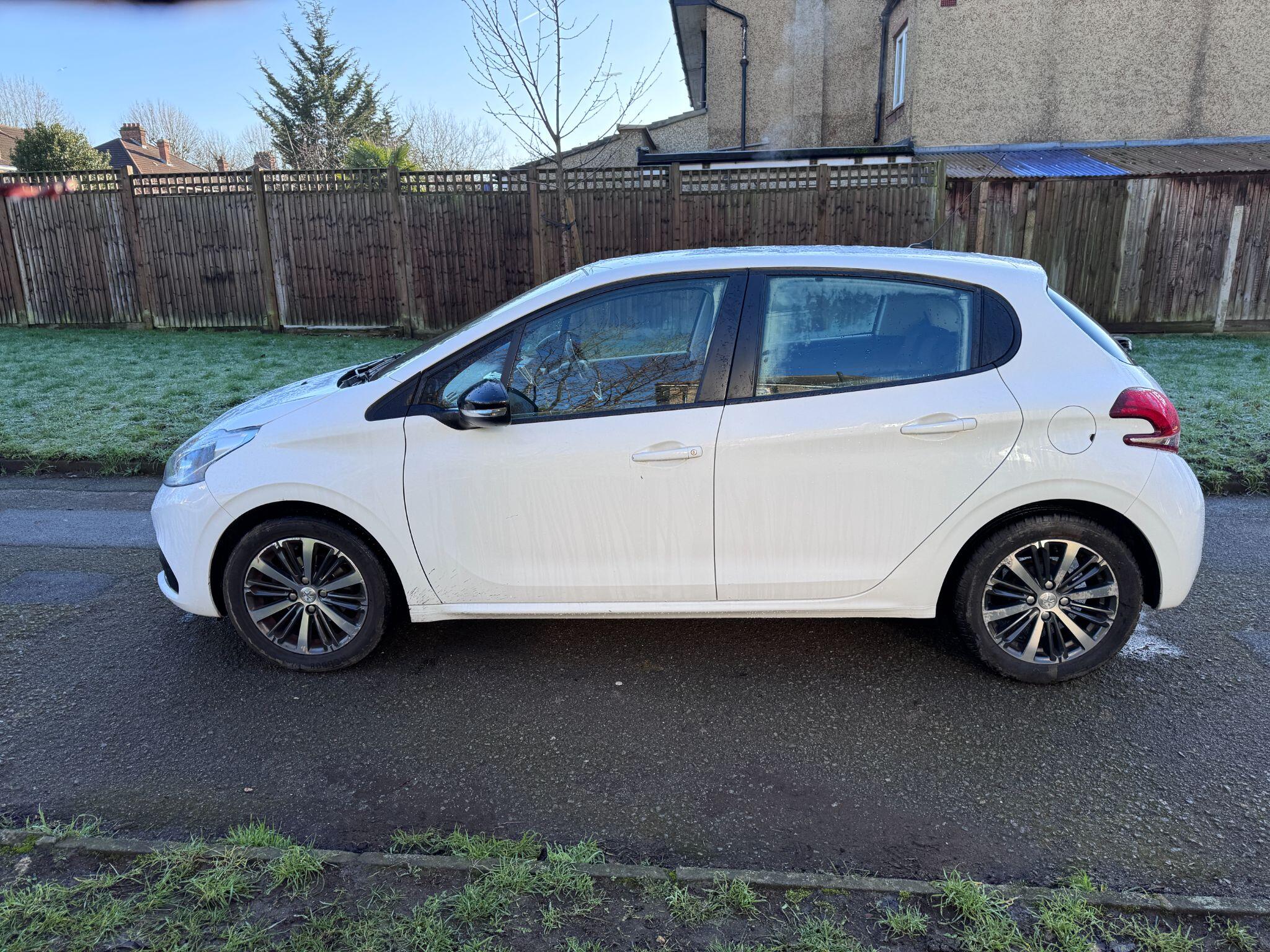 2016 Peugeot 208 image 6