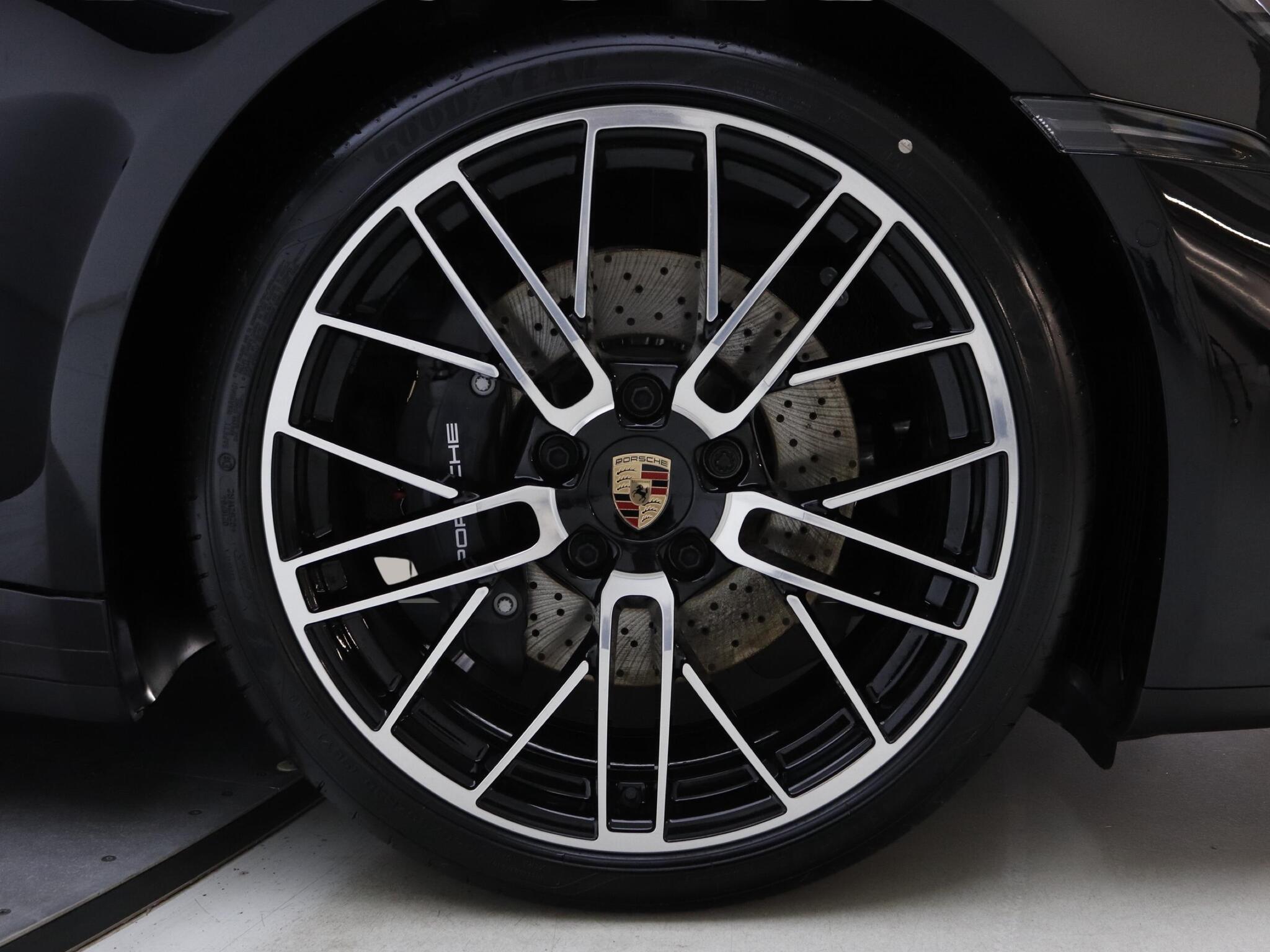 Porsche 911 view 8
