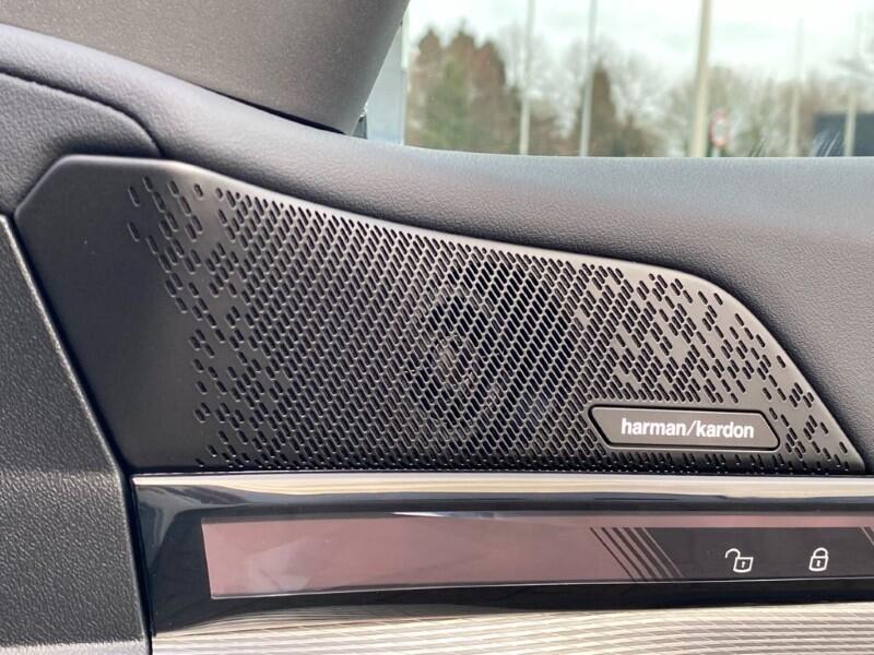 BMW 5 Series view 20