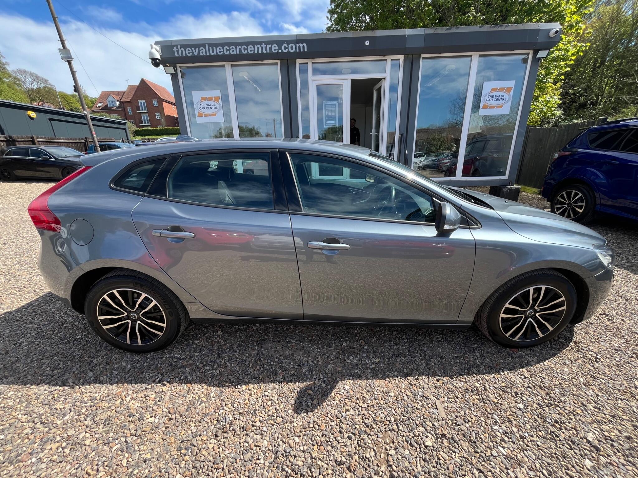 Volvo V40 view 3