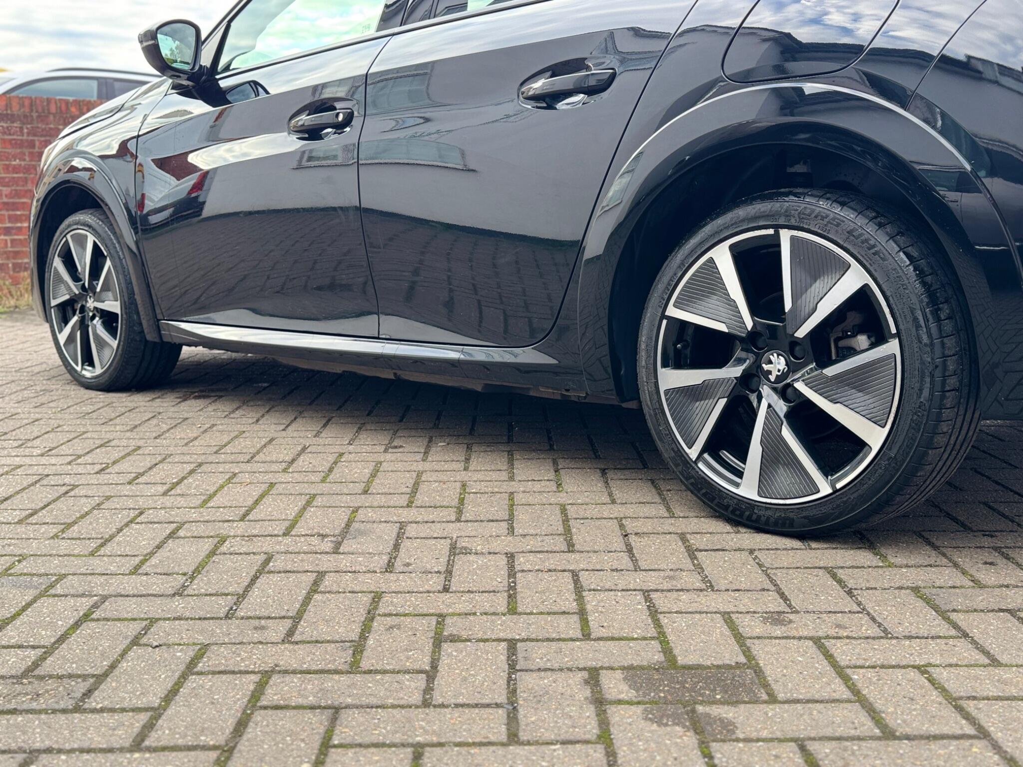 Peugeot e-208 view 8