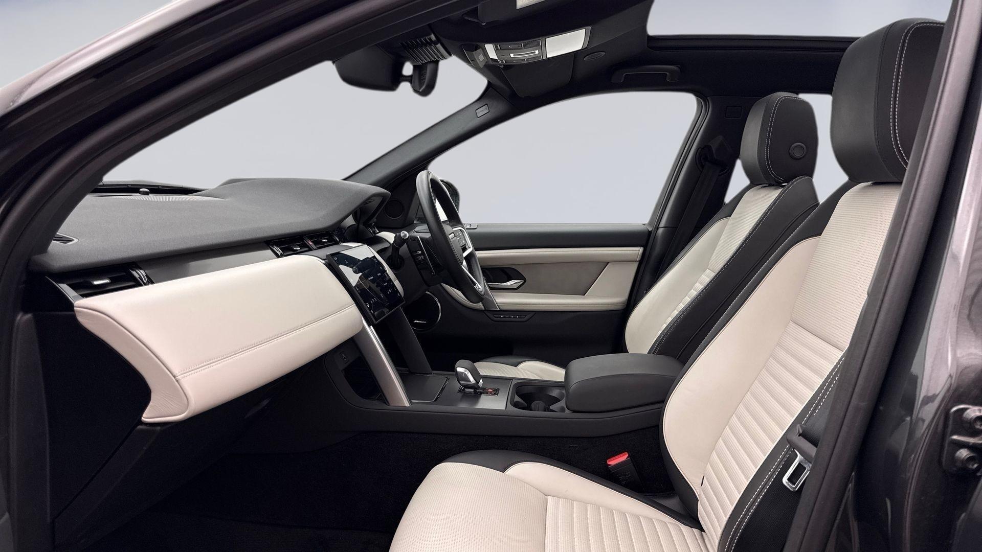 Land Rover Discovery Sport view 3