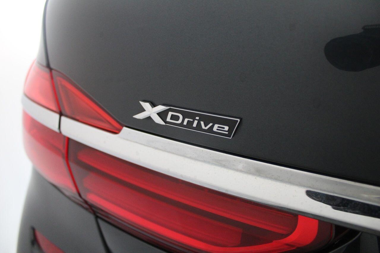 BMW 7 Series view 19