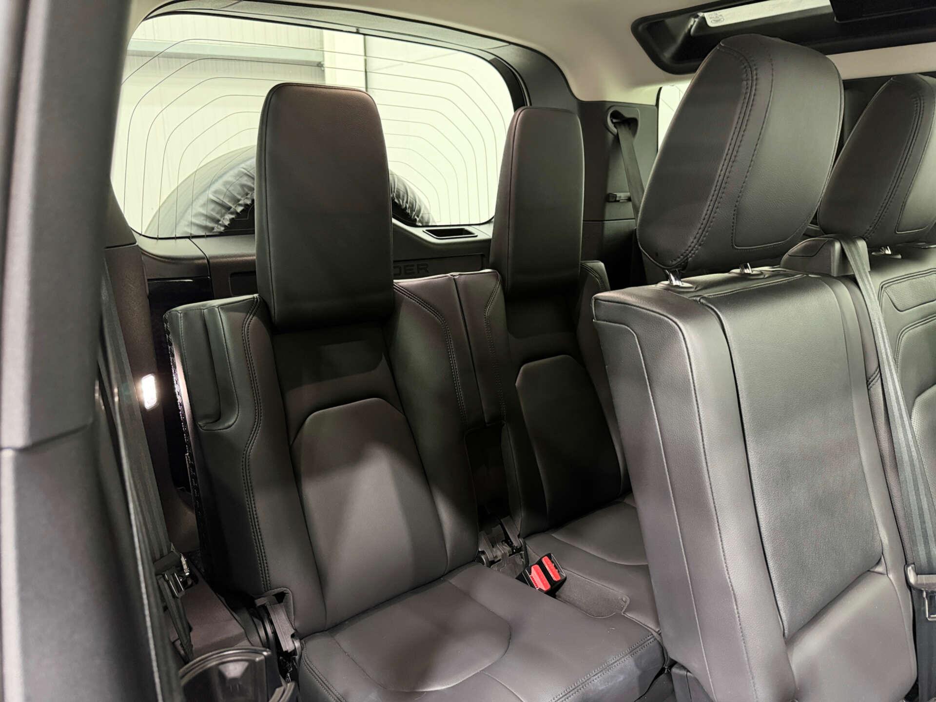 Land Rover Defender view 13