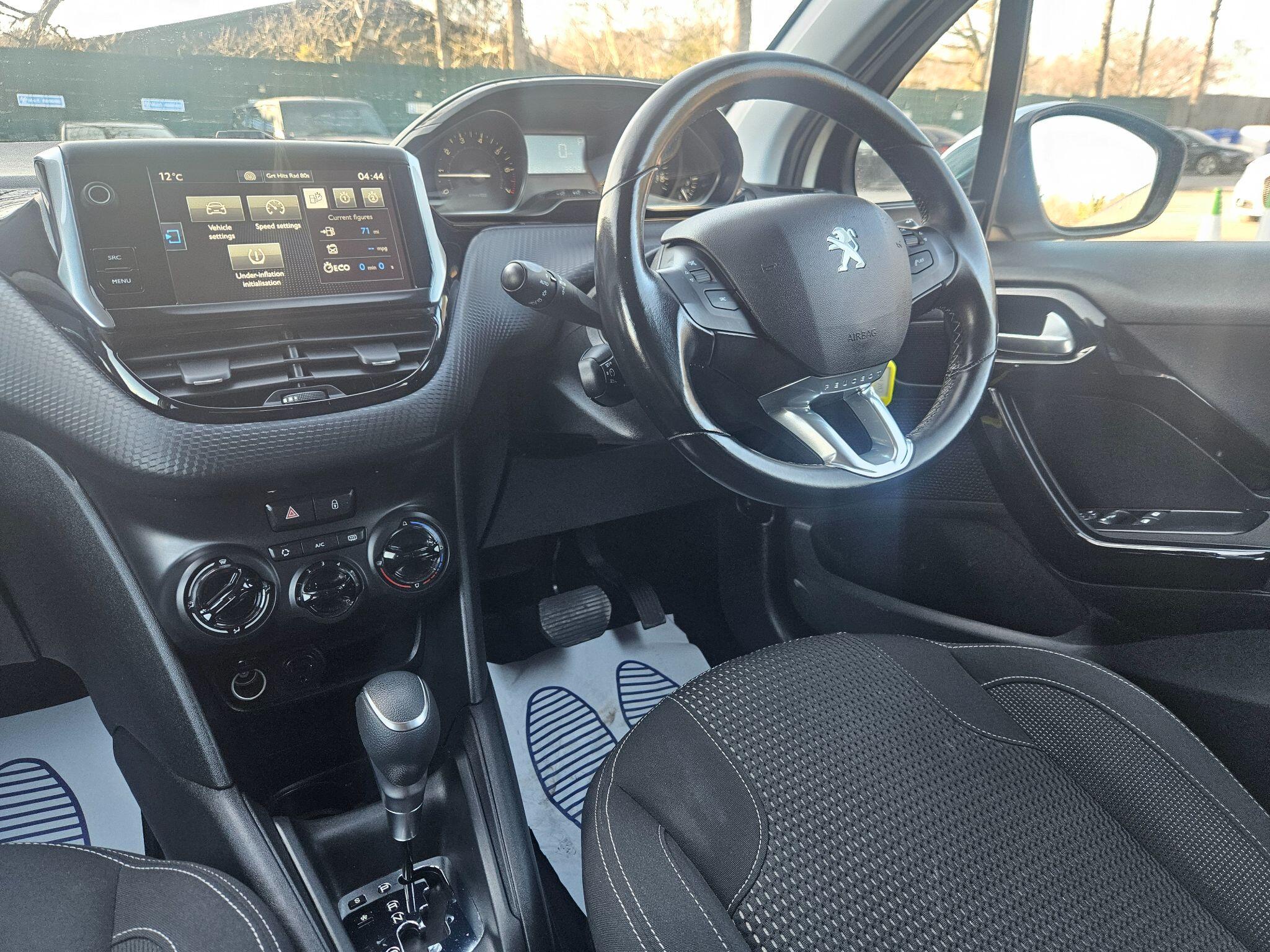 2017 Peugeot 208 image 18