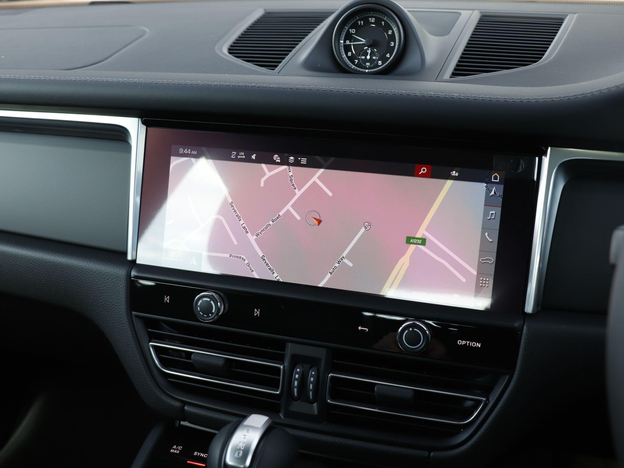 Porsche Macan view 15