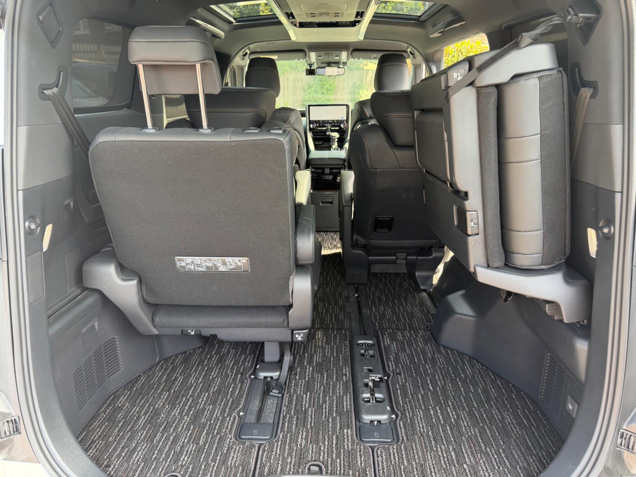 Toyota Alphard view 18