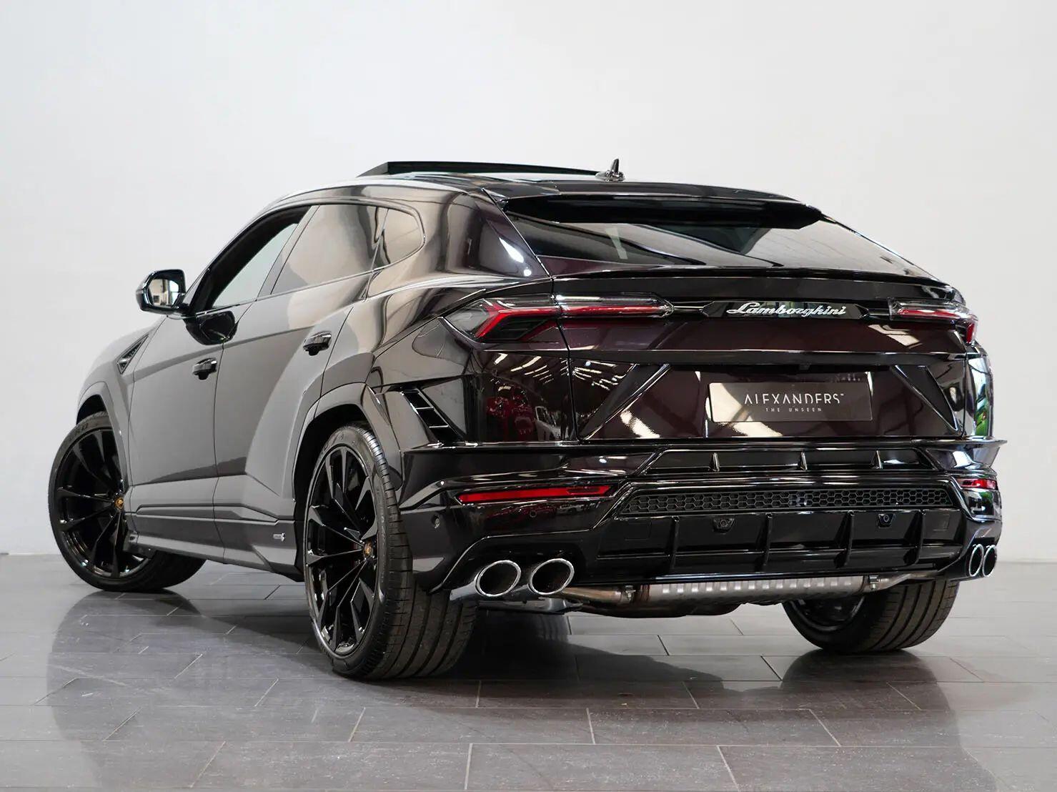 Lamborghini Urus view 5