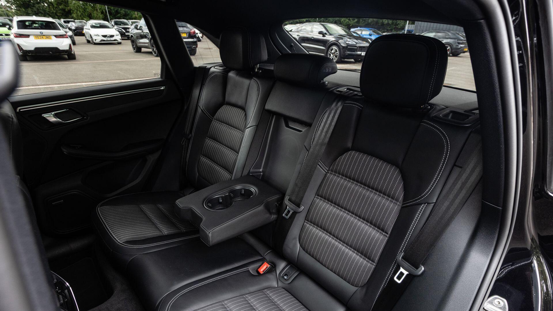 Porsche Macan view 11