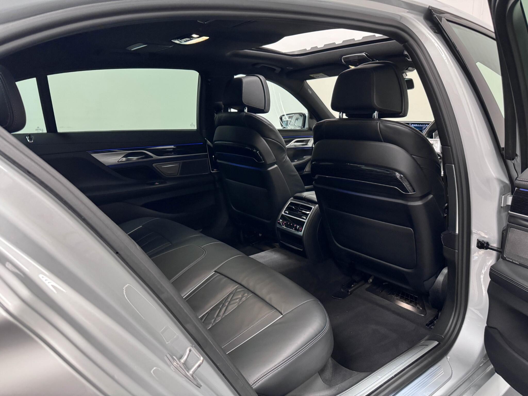BMW 7 Series view 23