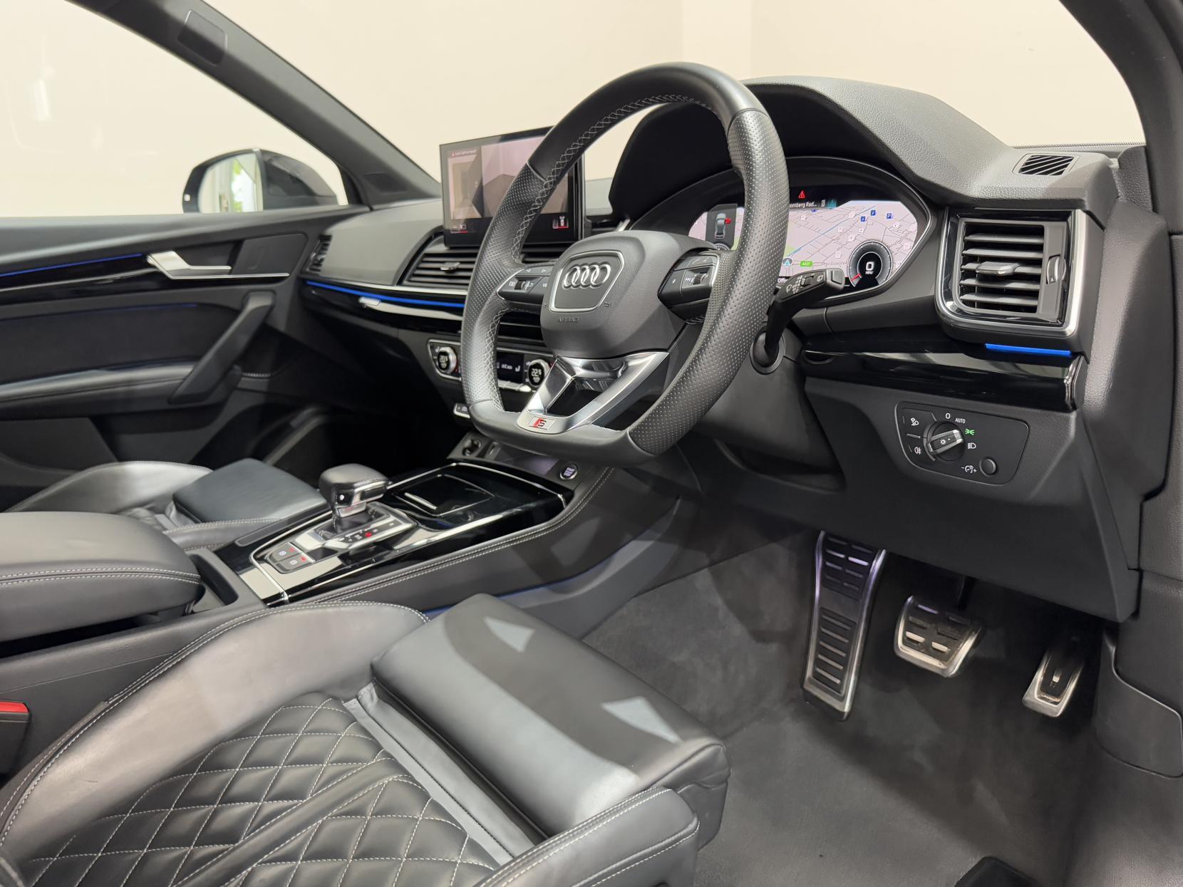 Audi Q5 view 16