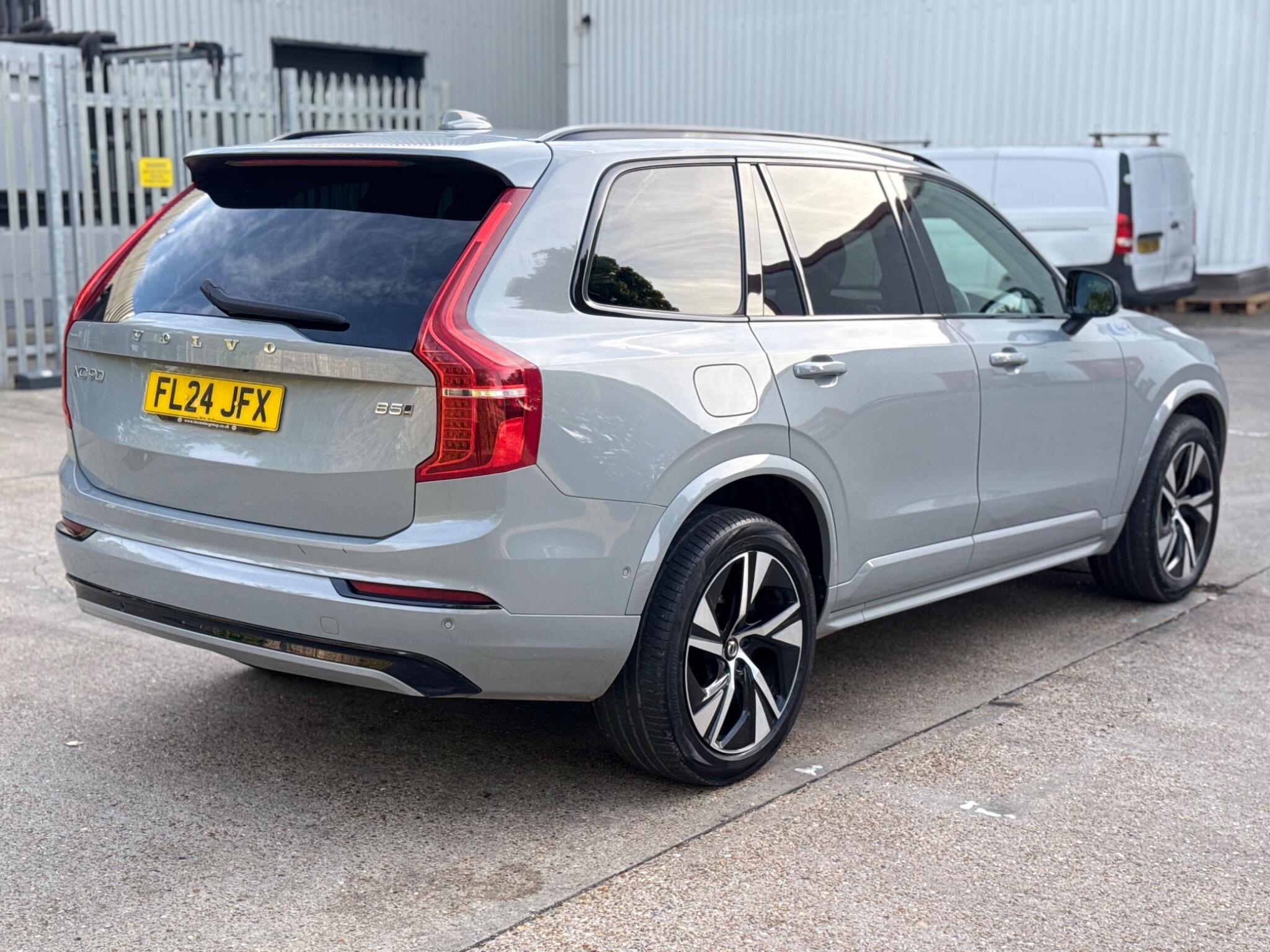 Volvo XC90 view 10