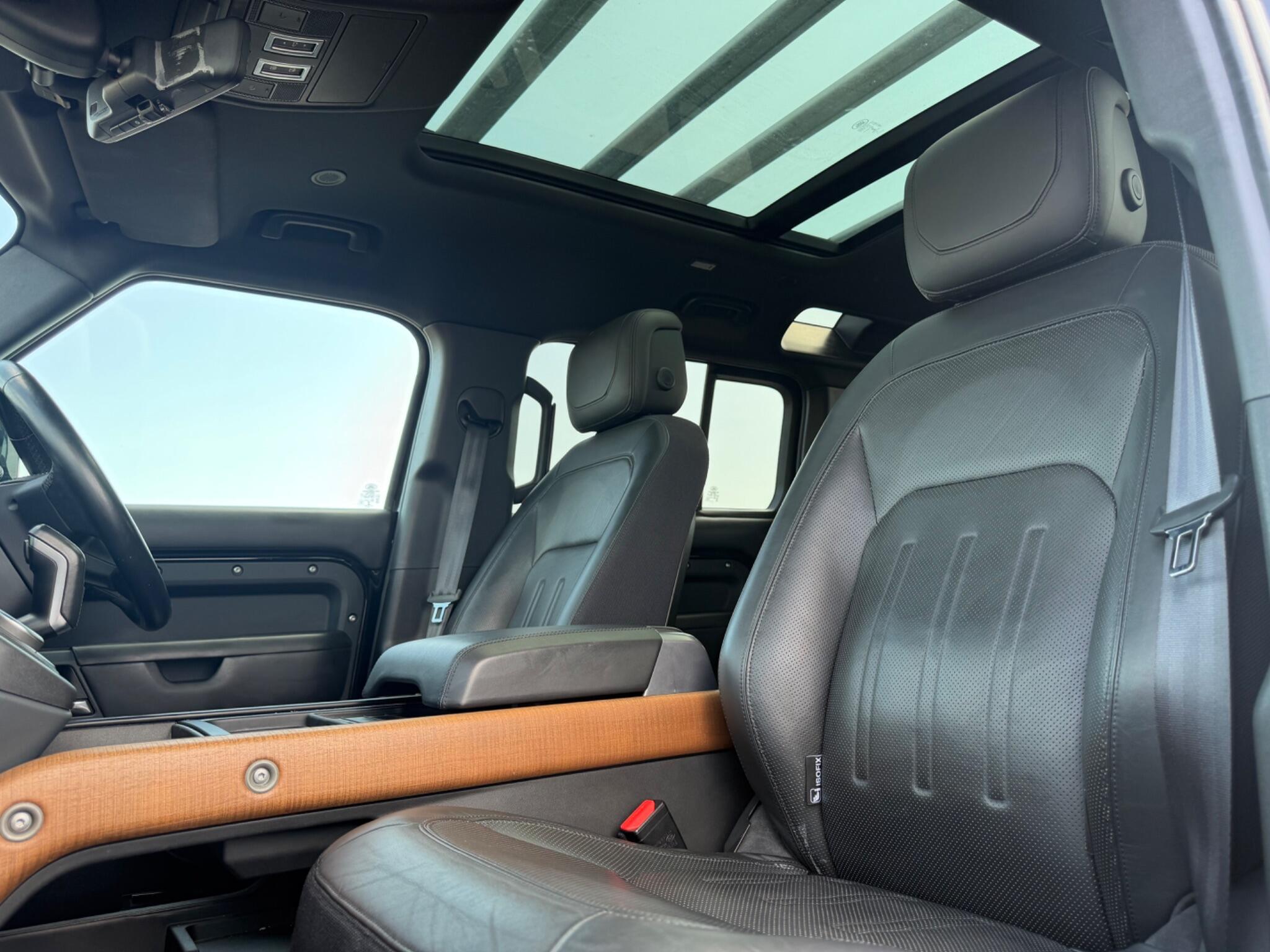 Land Rover Defender 110 view 64