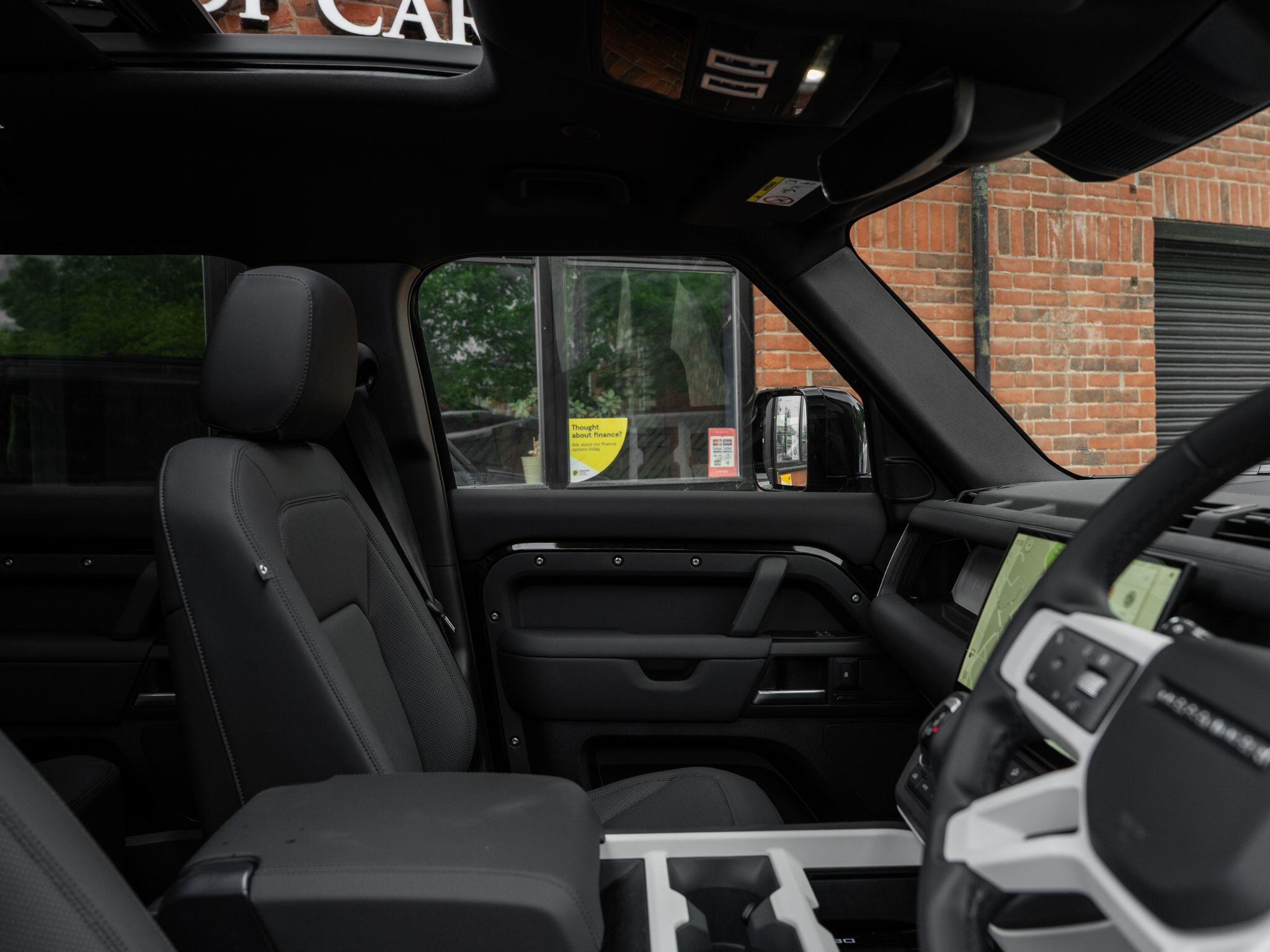 Land Rover Defender 110 view 40