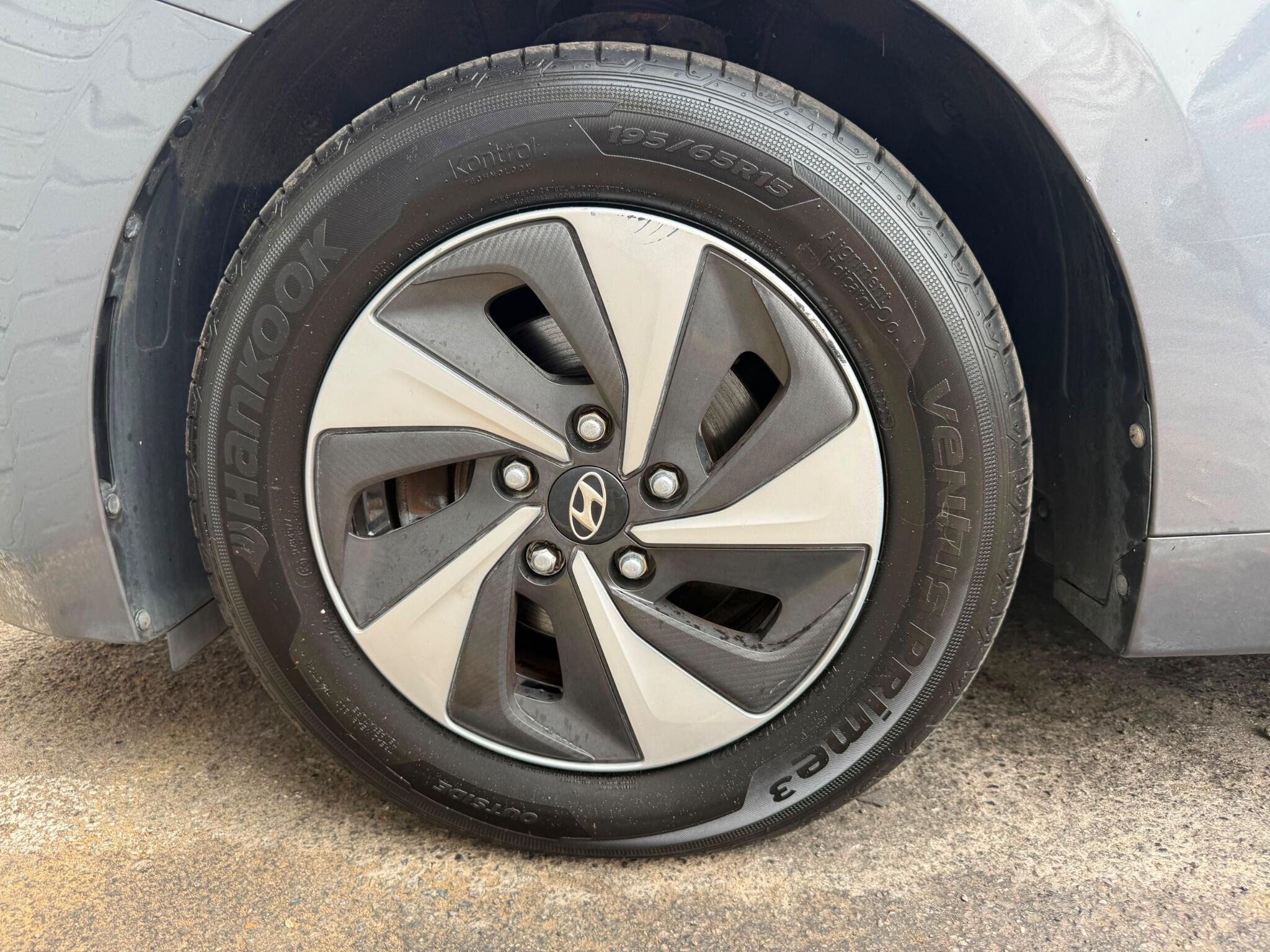 Hyundai Ioniq view 26