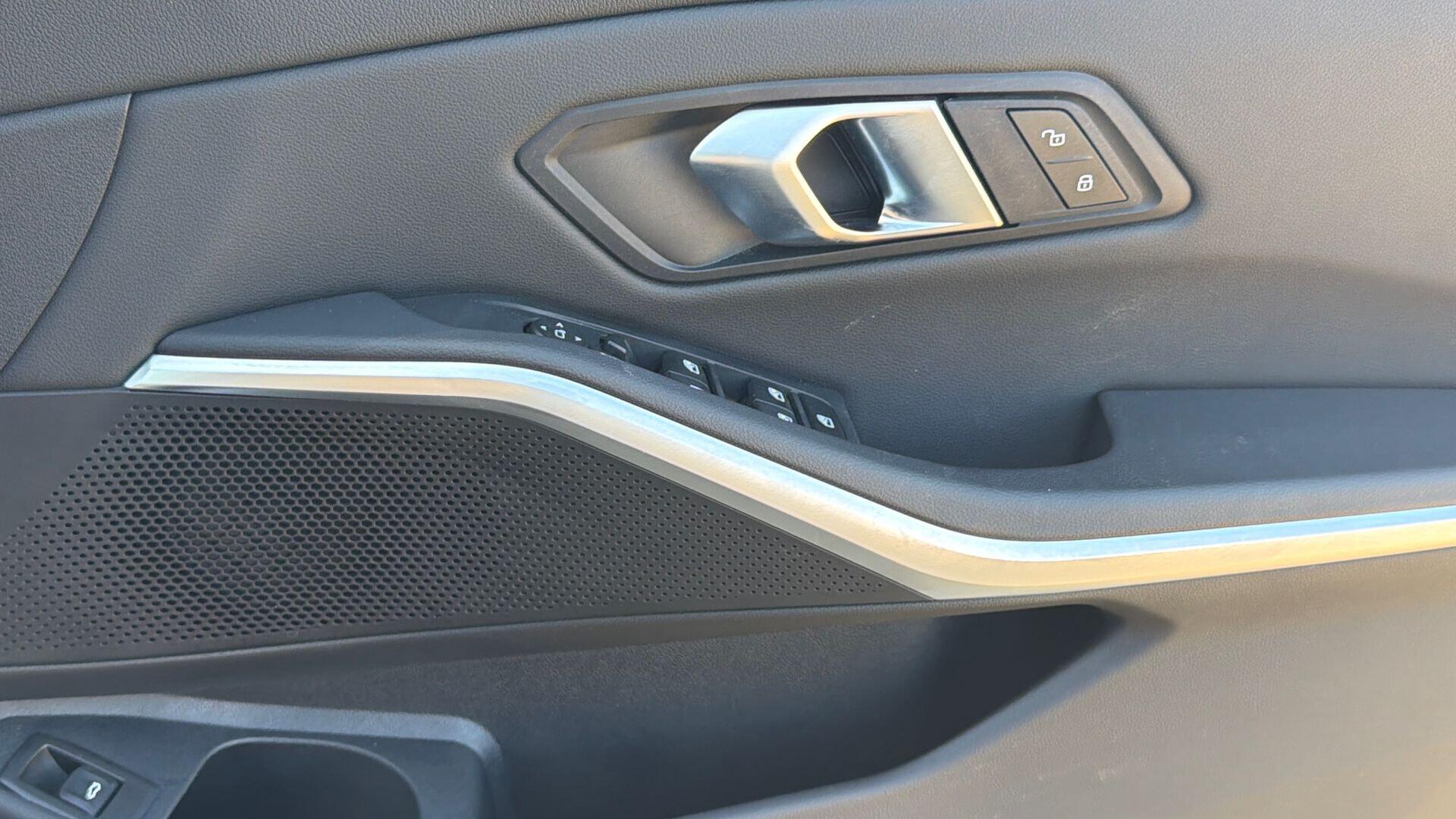BMW 3 Series view 21