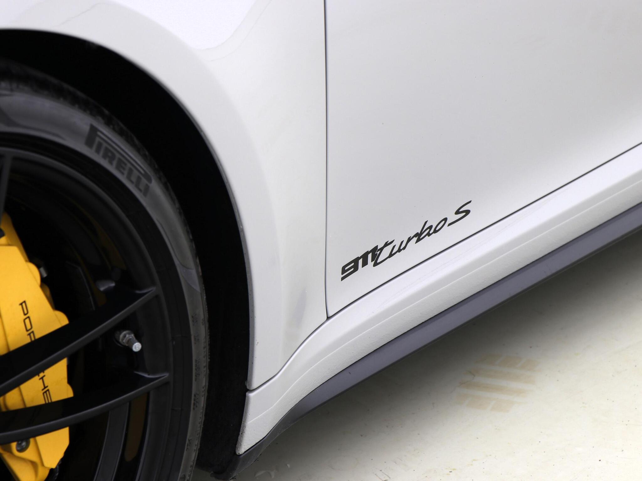 Porsche 911 view 16