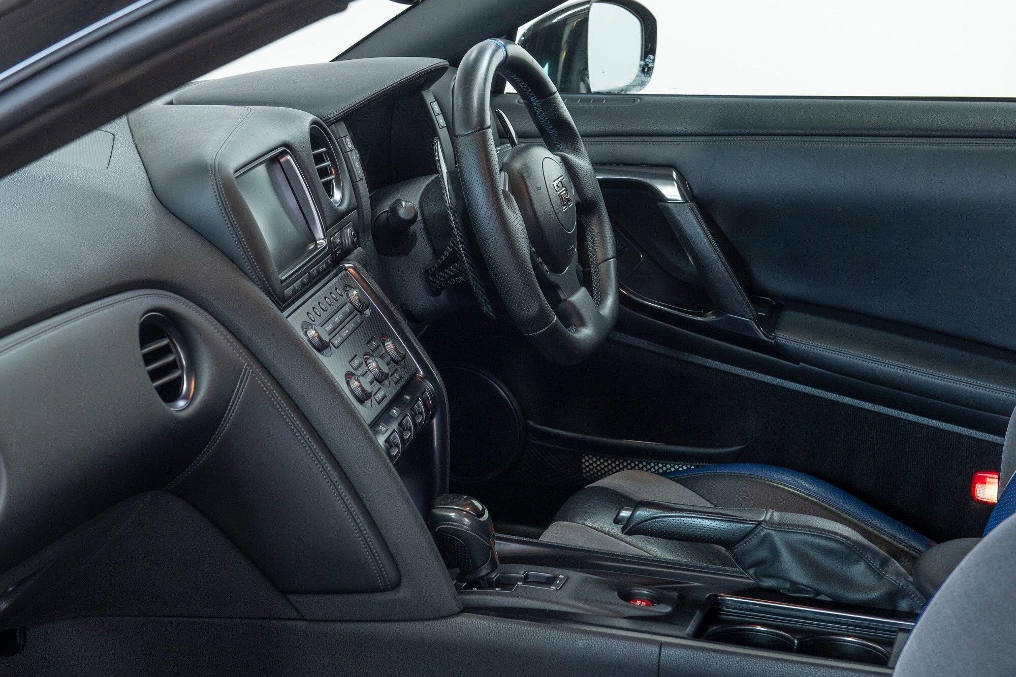 Nissan GT-R view 16