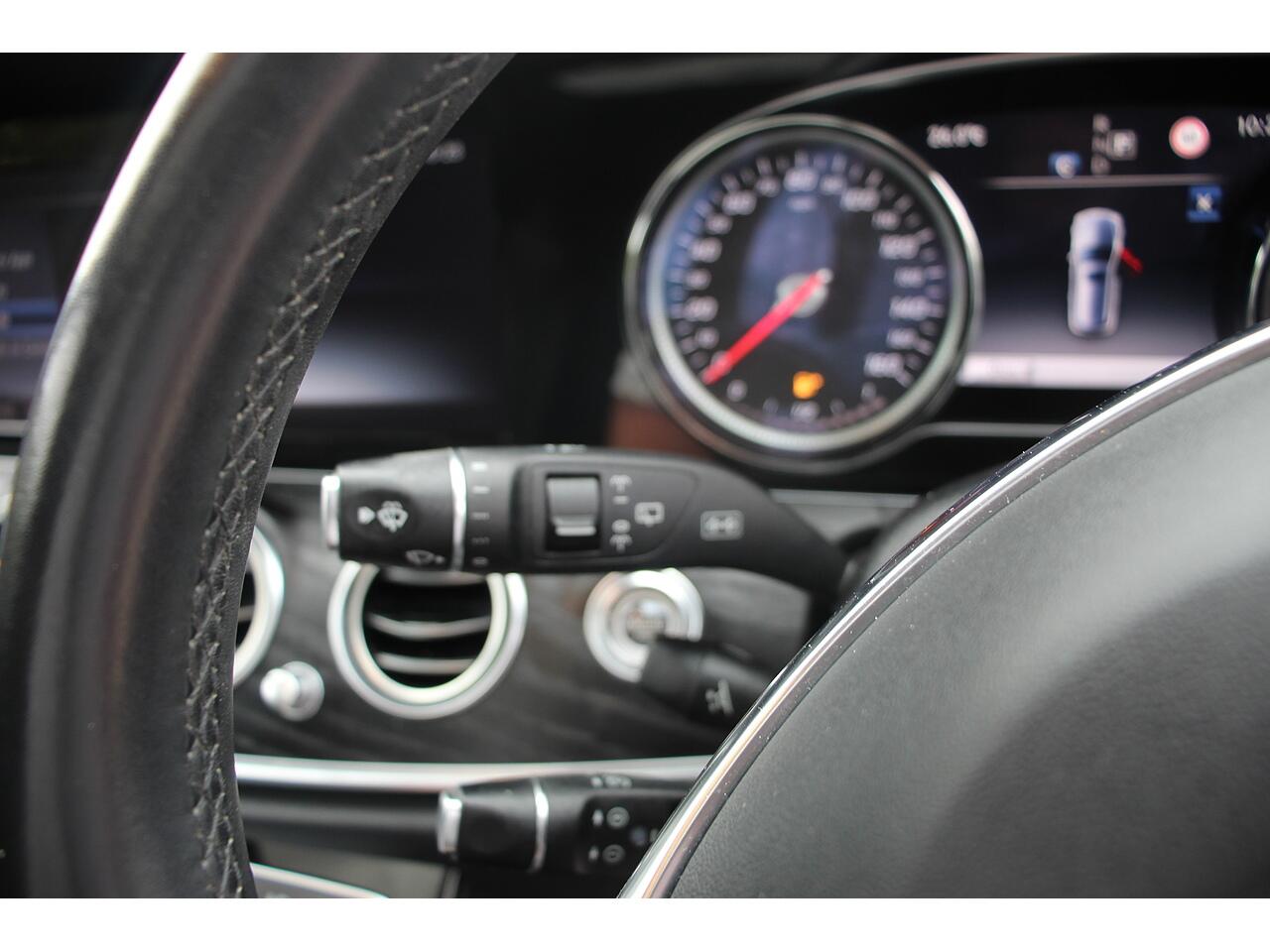 Mercedes-Benz E Class view 37