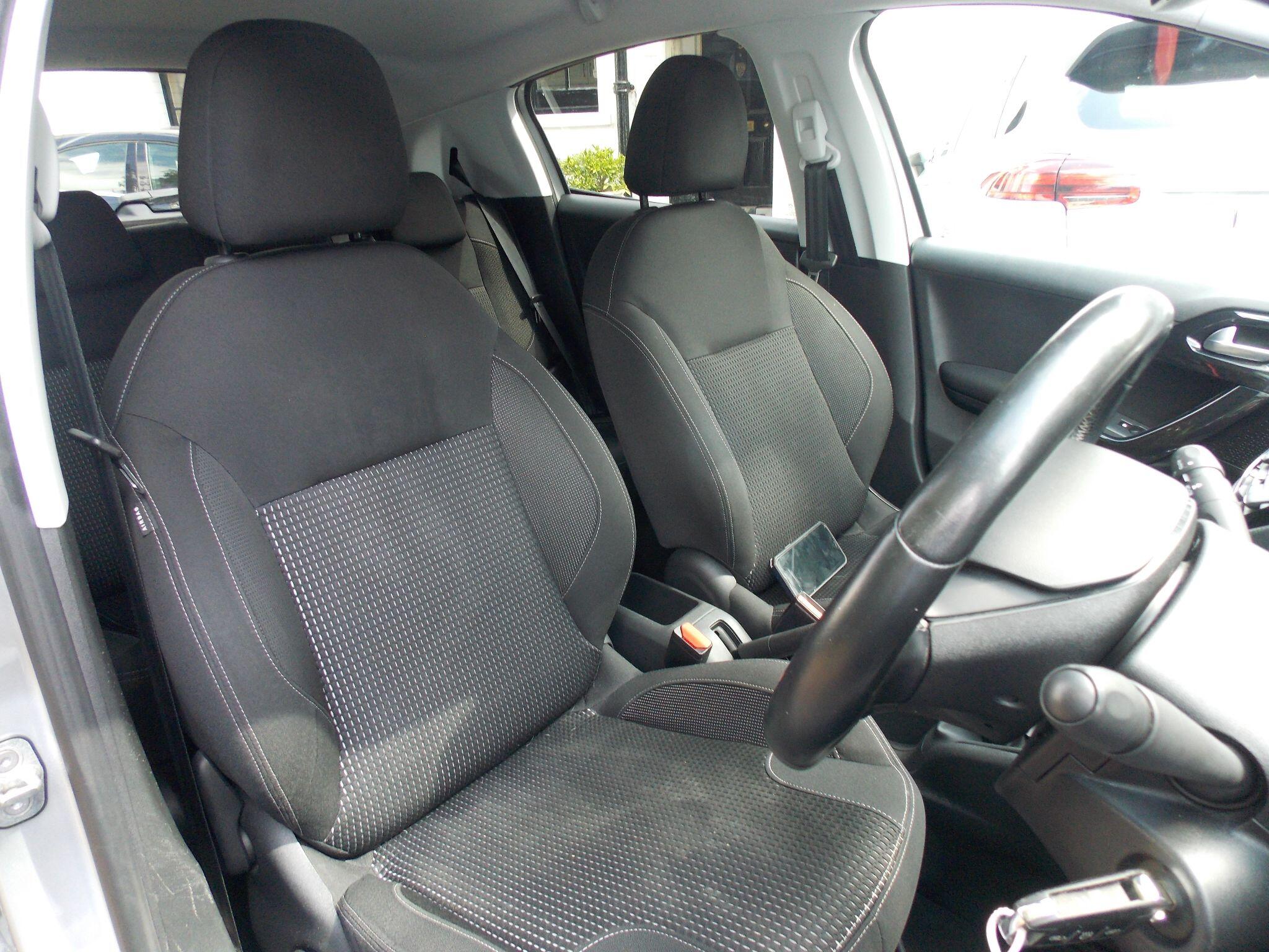 Peugeot 208 view 17