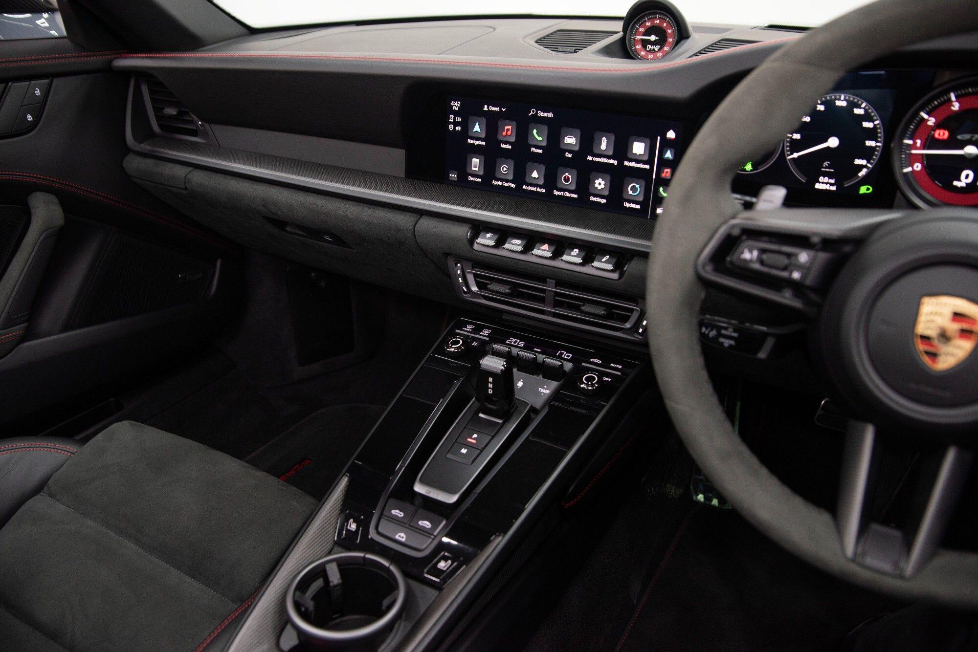 Porsche 911 view 34