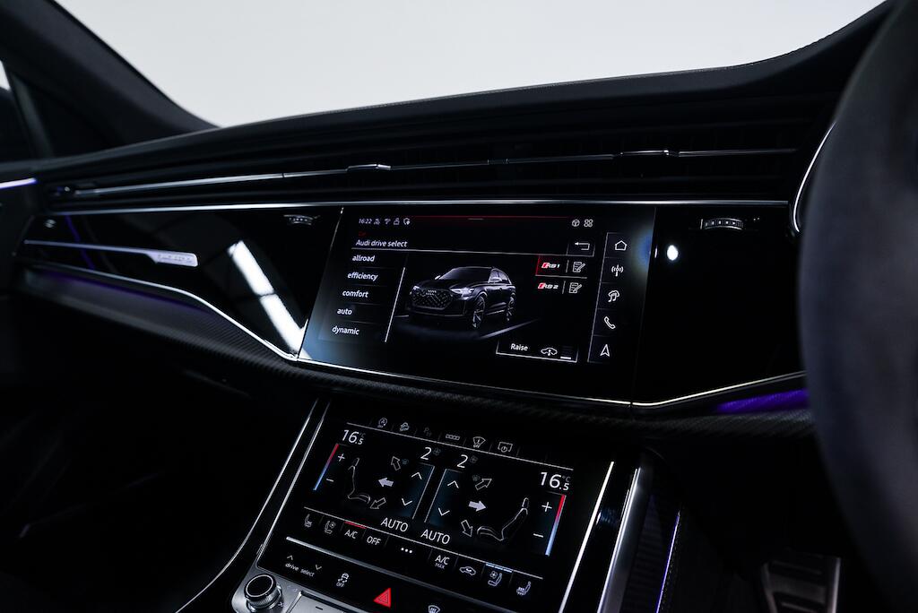 Audi RS Q8 view 30