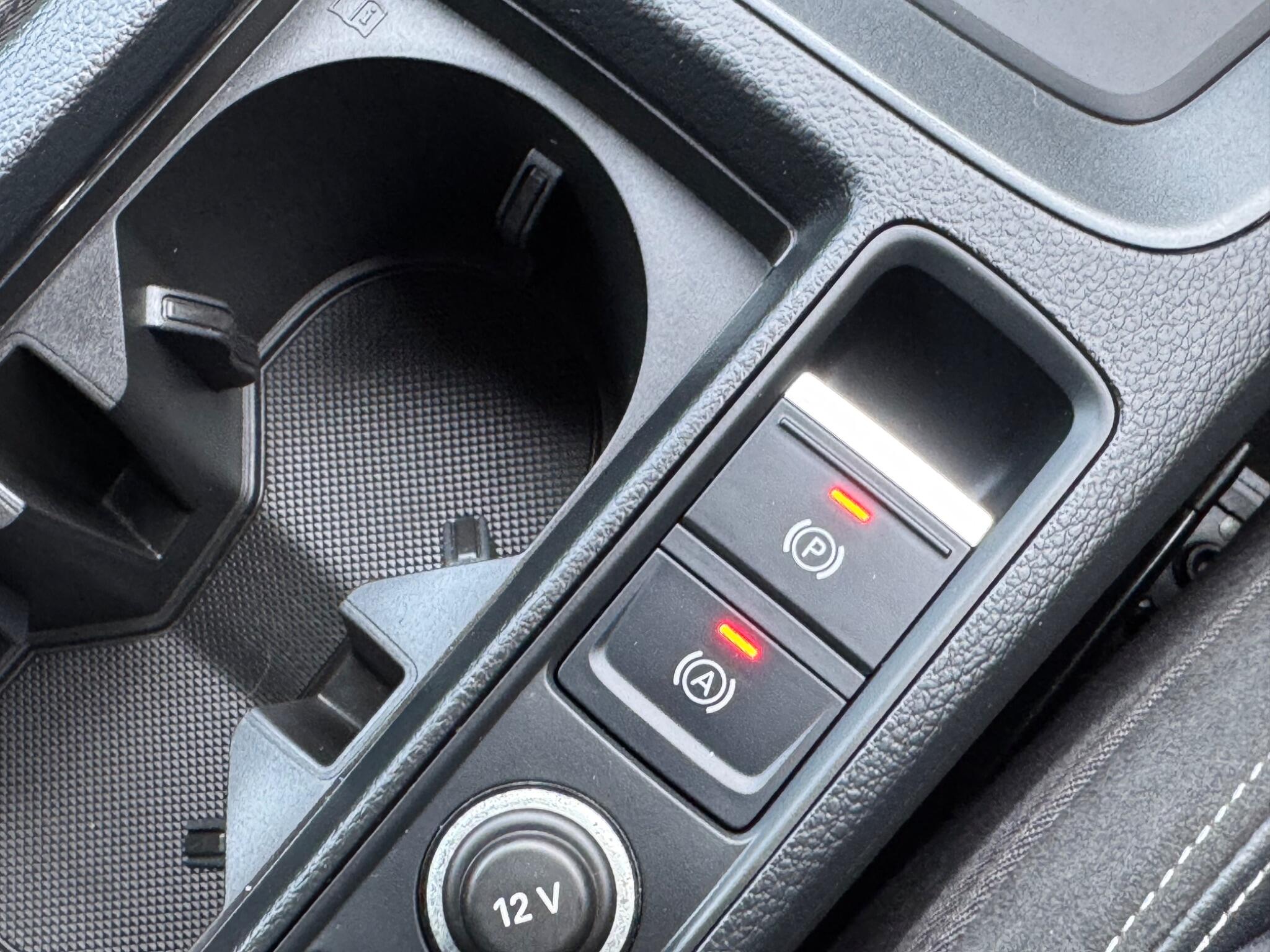 Audi Q3 view 21