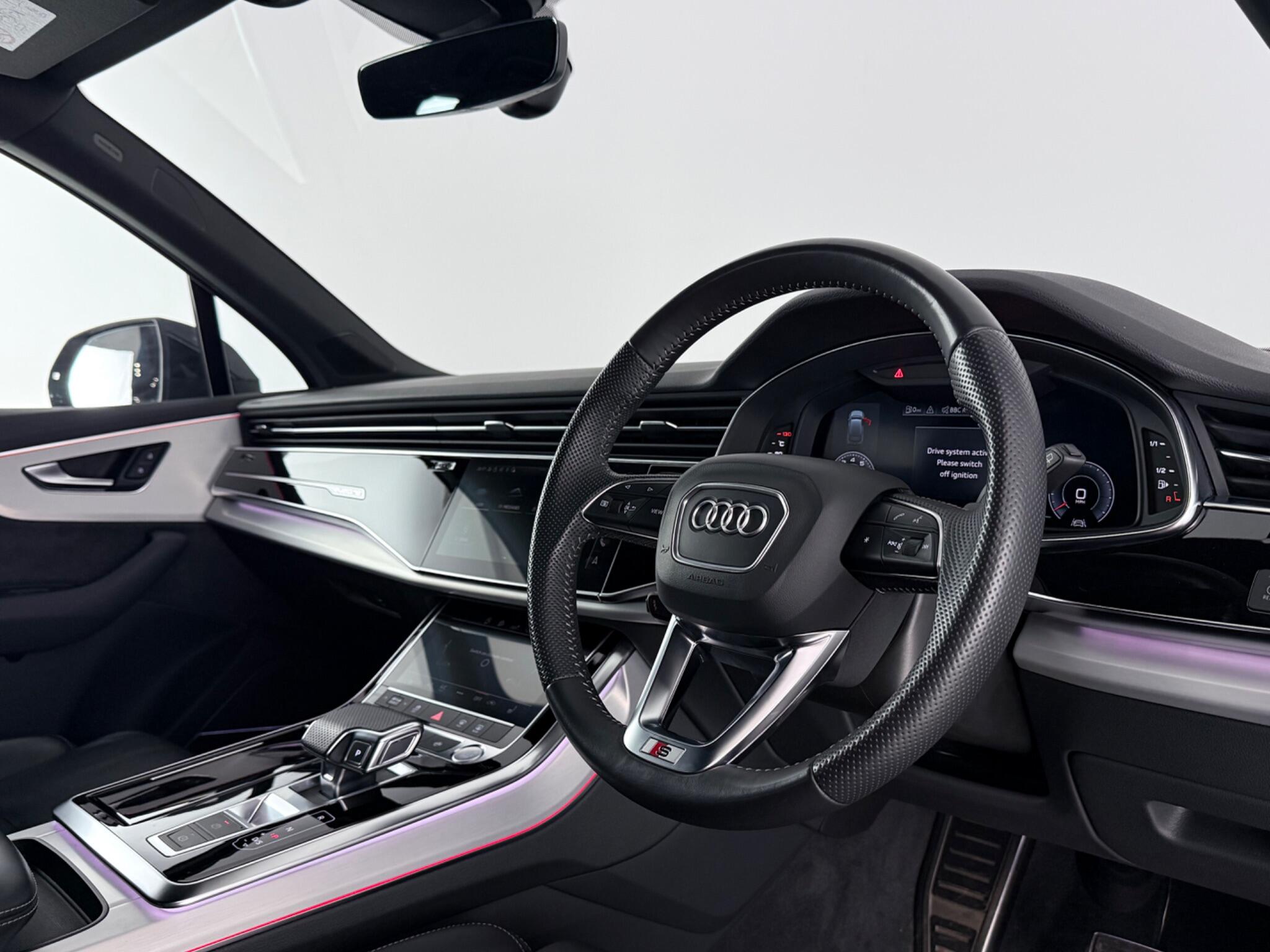 Audi Q7 view 4