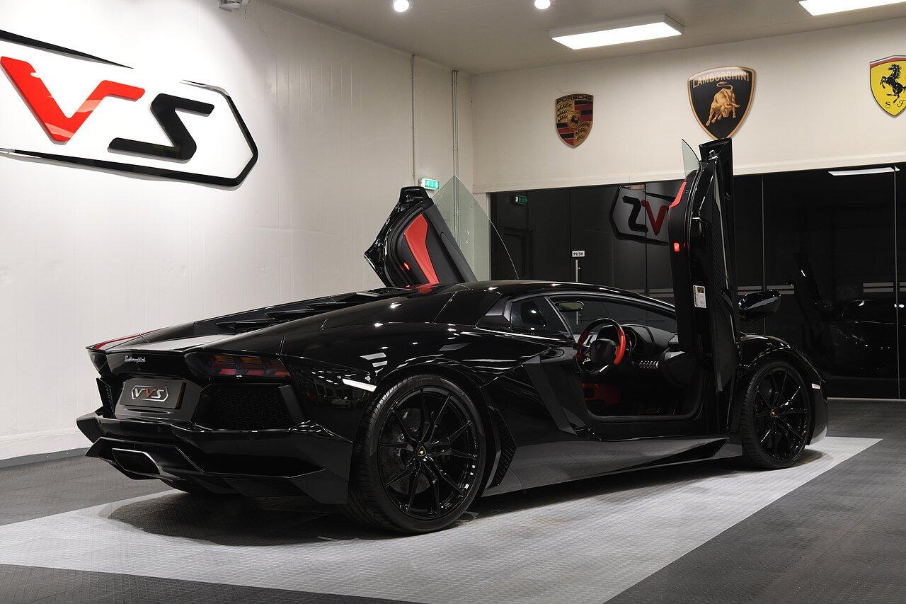 Lamborghini Aventador view 34