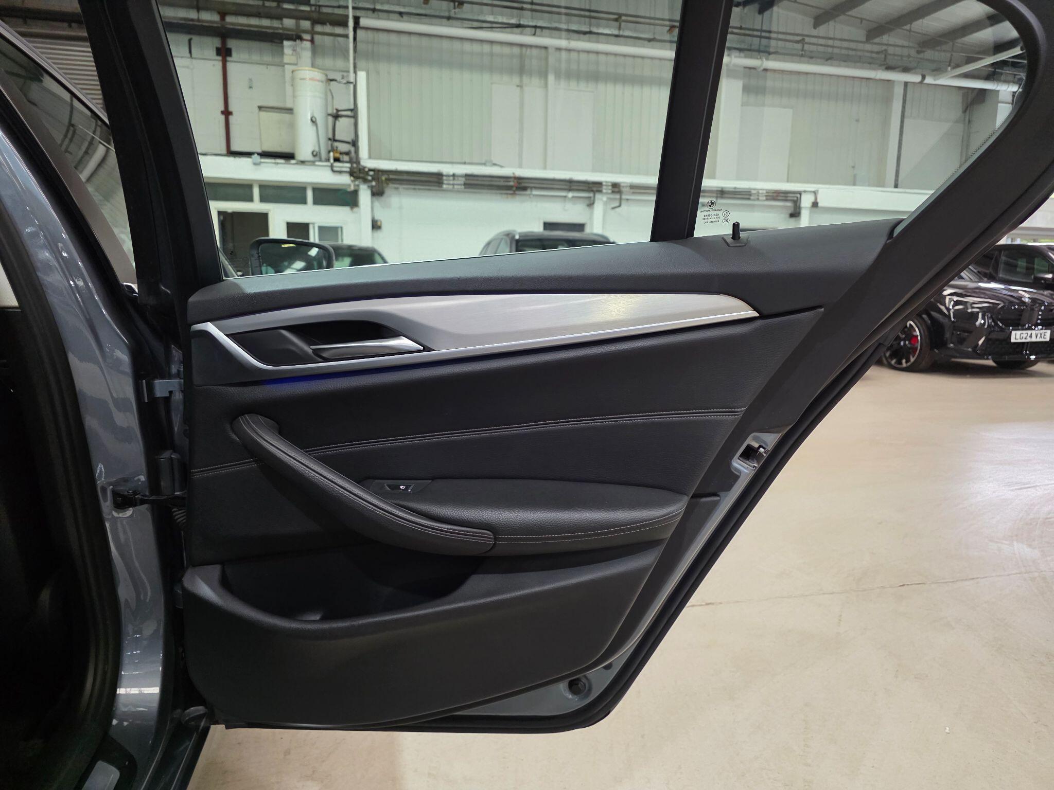 BMW 5 Series view 23