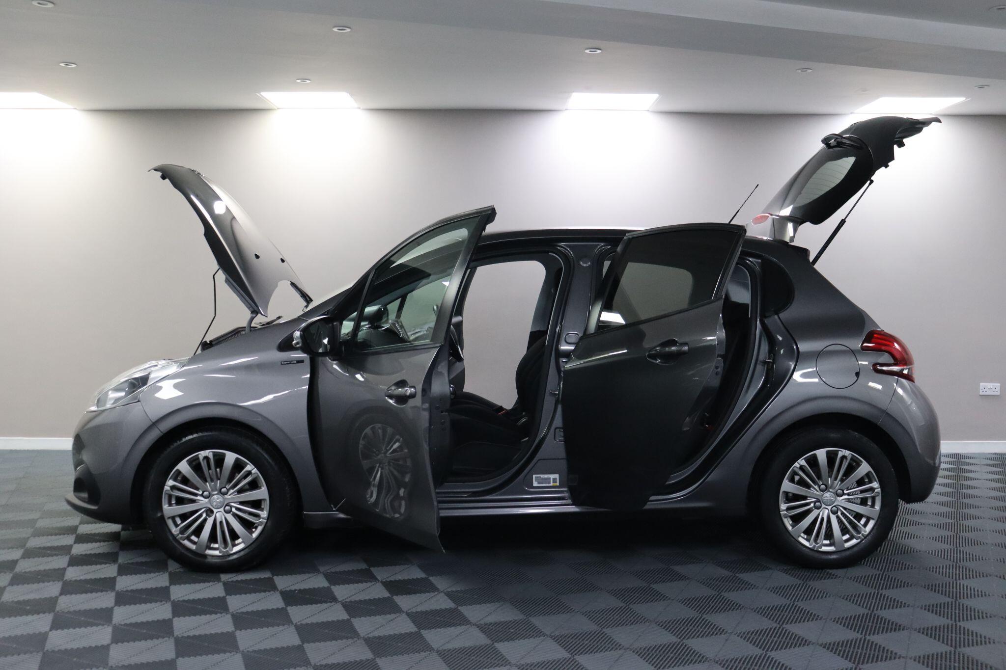 Peugeot 208 view 6