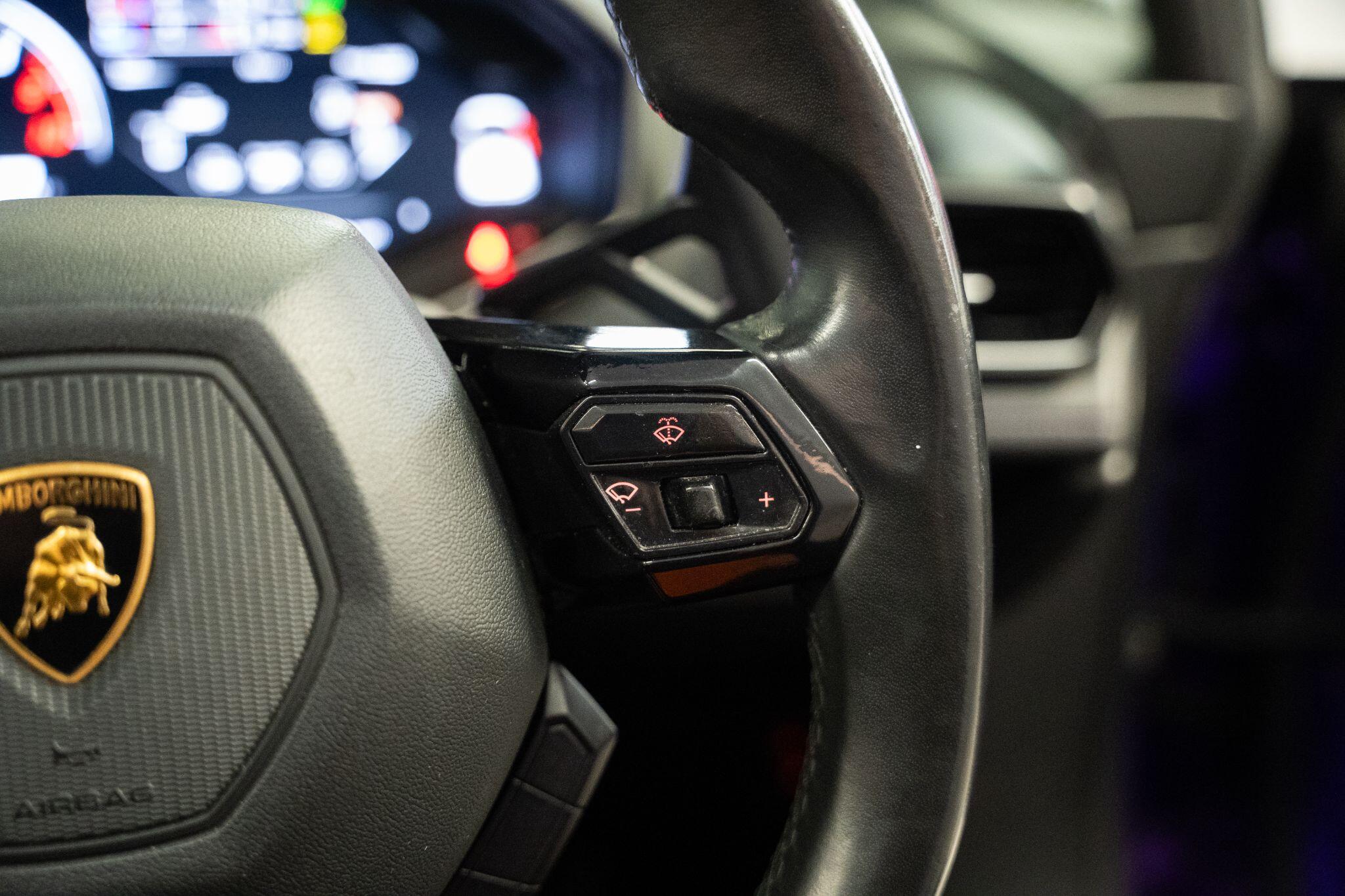 Lamborghini Huracan view 31
