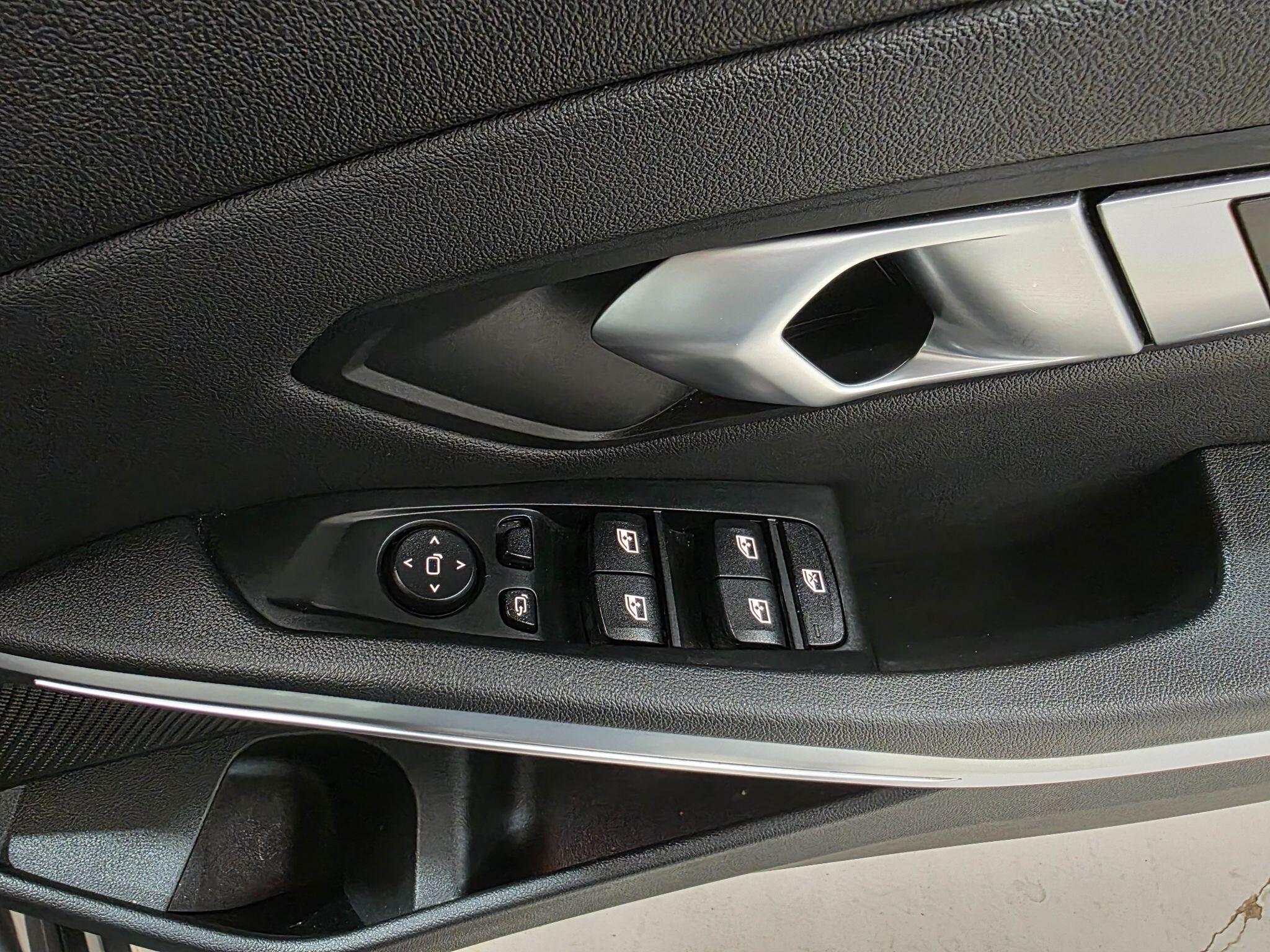 BMW 3 Series view 15