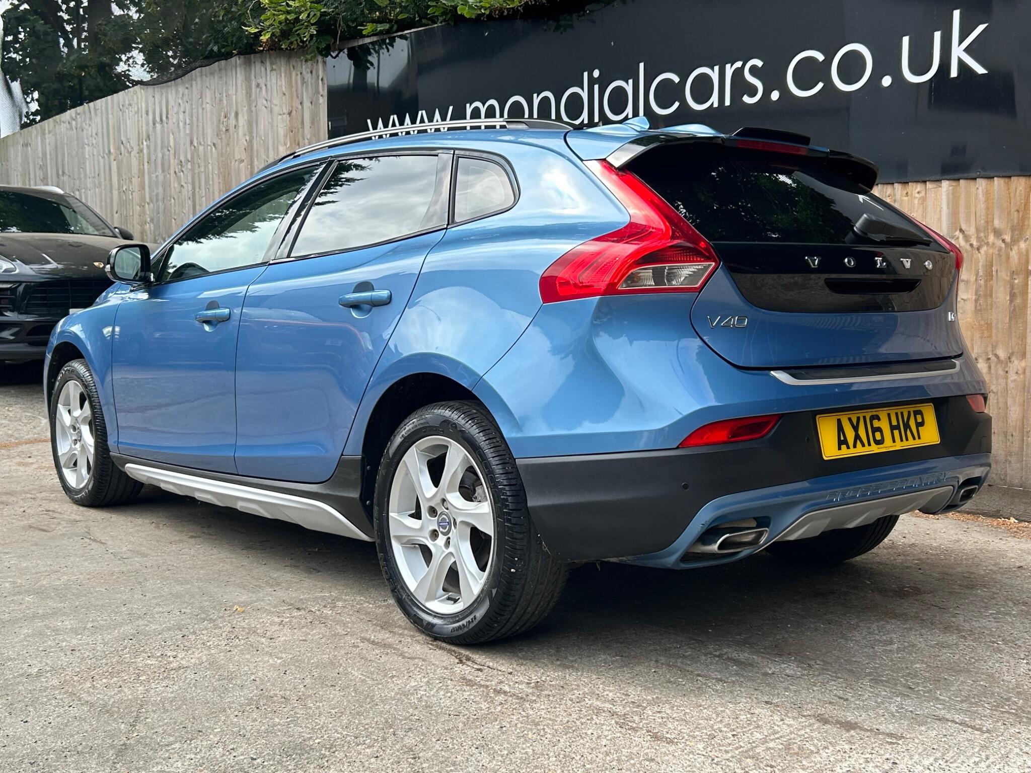 Volvo V40 Cross Country view 14