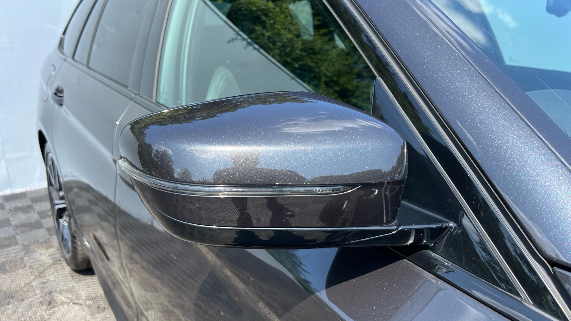 BMW 5 Series view 26