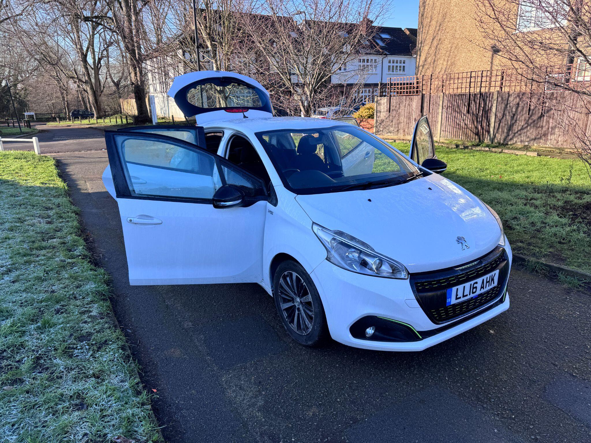 2016 Peugeot 208 image 42