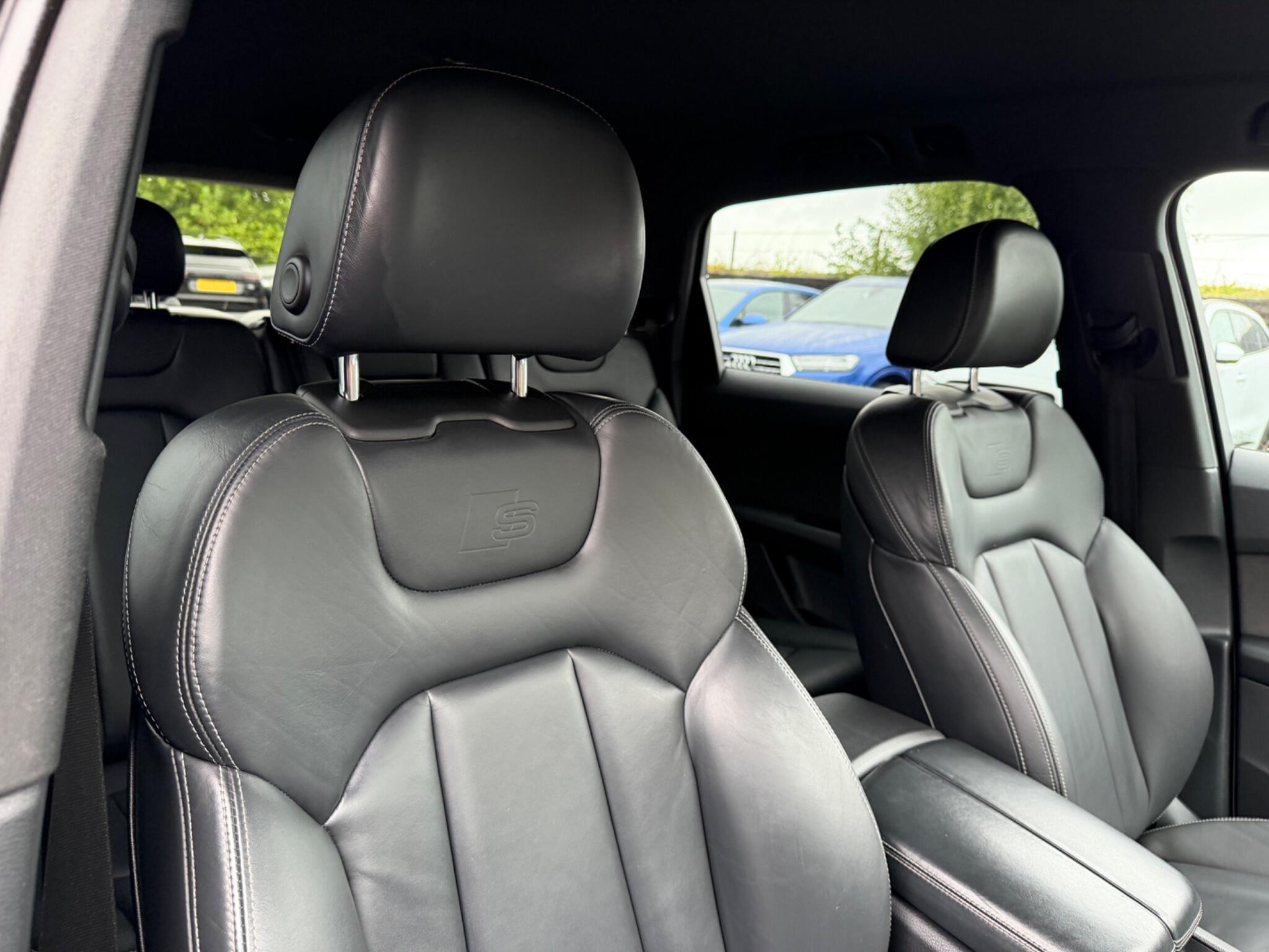 Audi Q7 view 18
