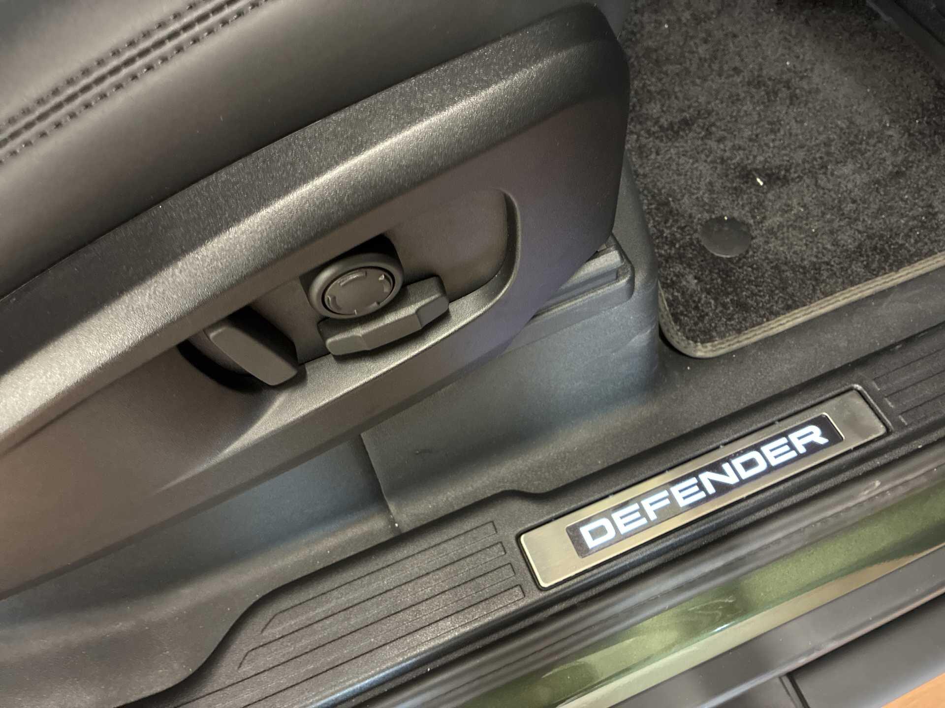 Land Rover Defender view 33