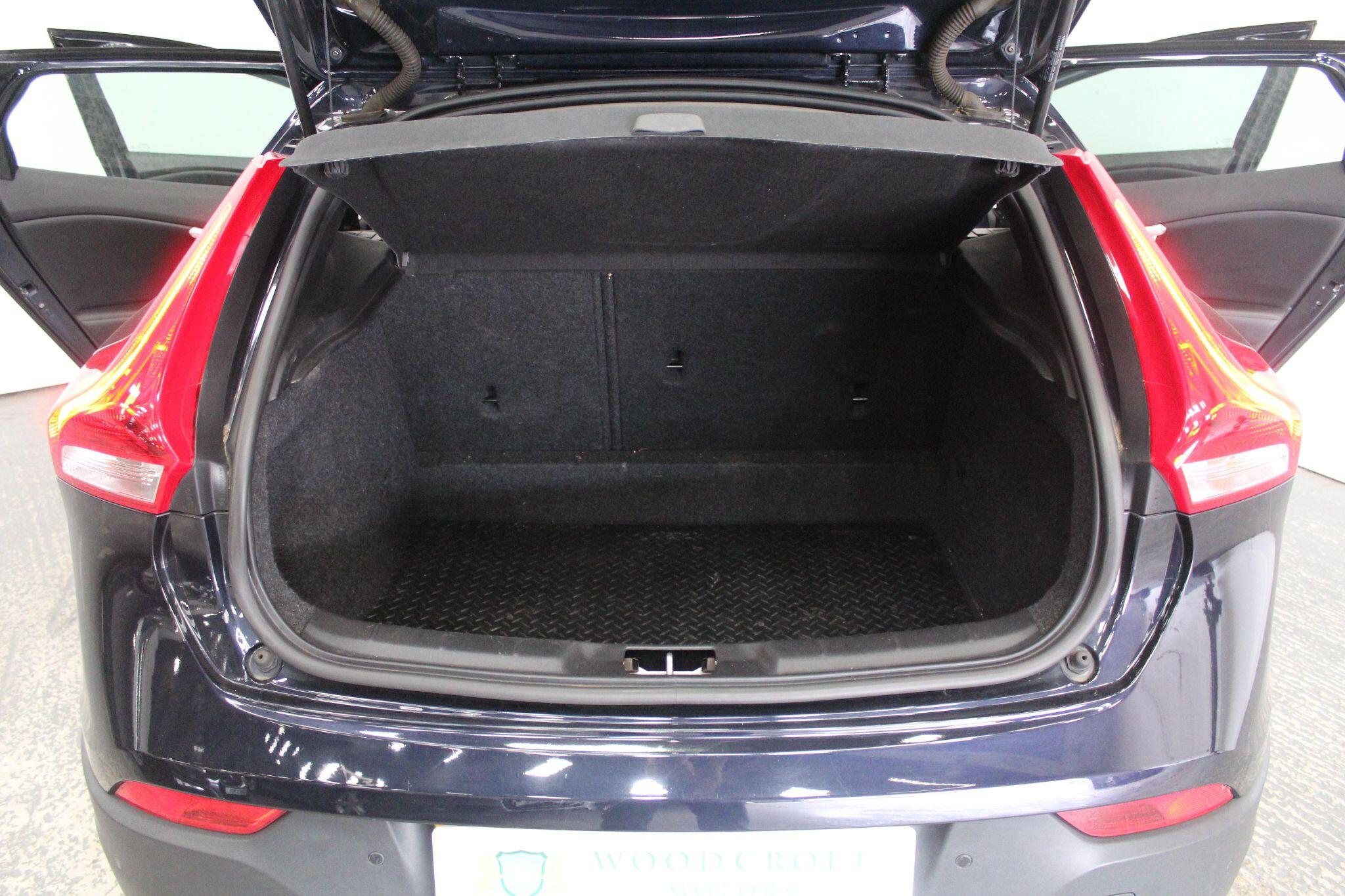 Volvo V40 Cross Country view 23