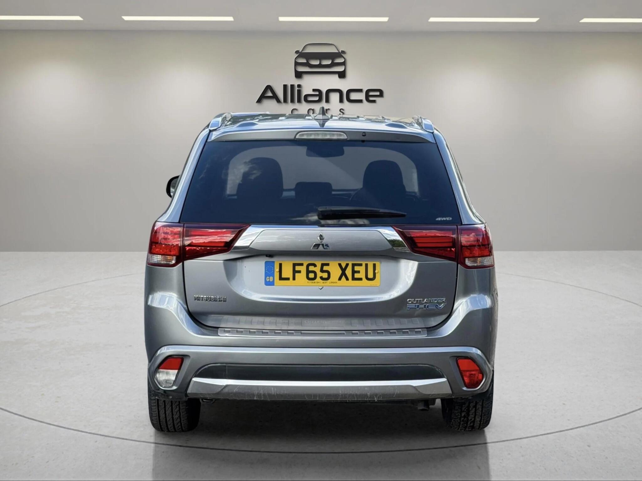 Mitsubishi Outlander view 11