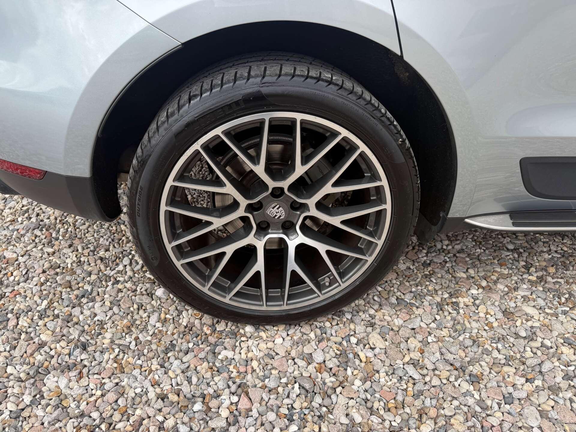 Porsche Macan view 13