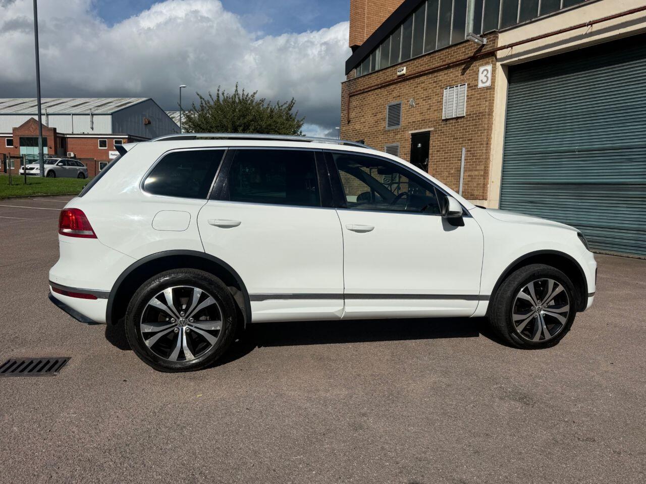 Volkswagen Touareg view 5