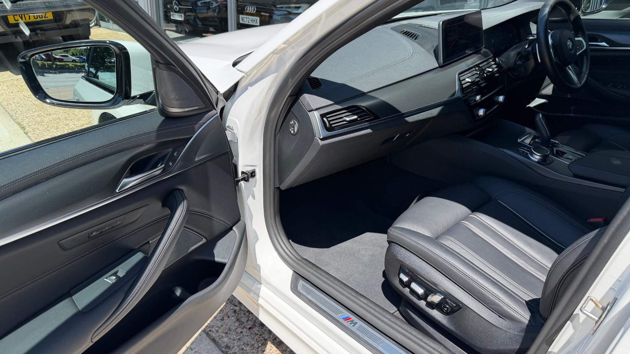 BMW 5 Series view 17