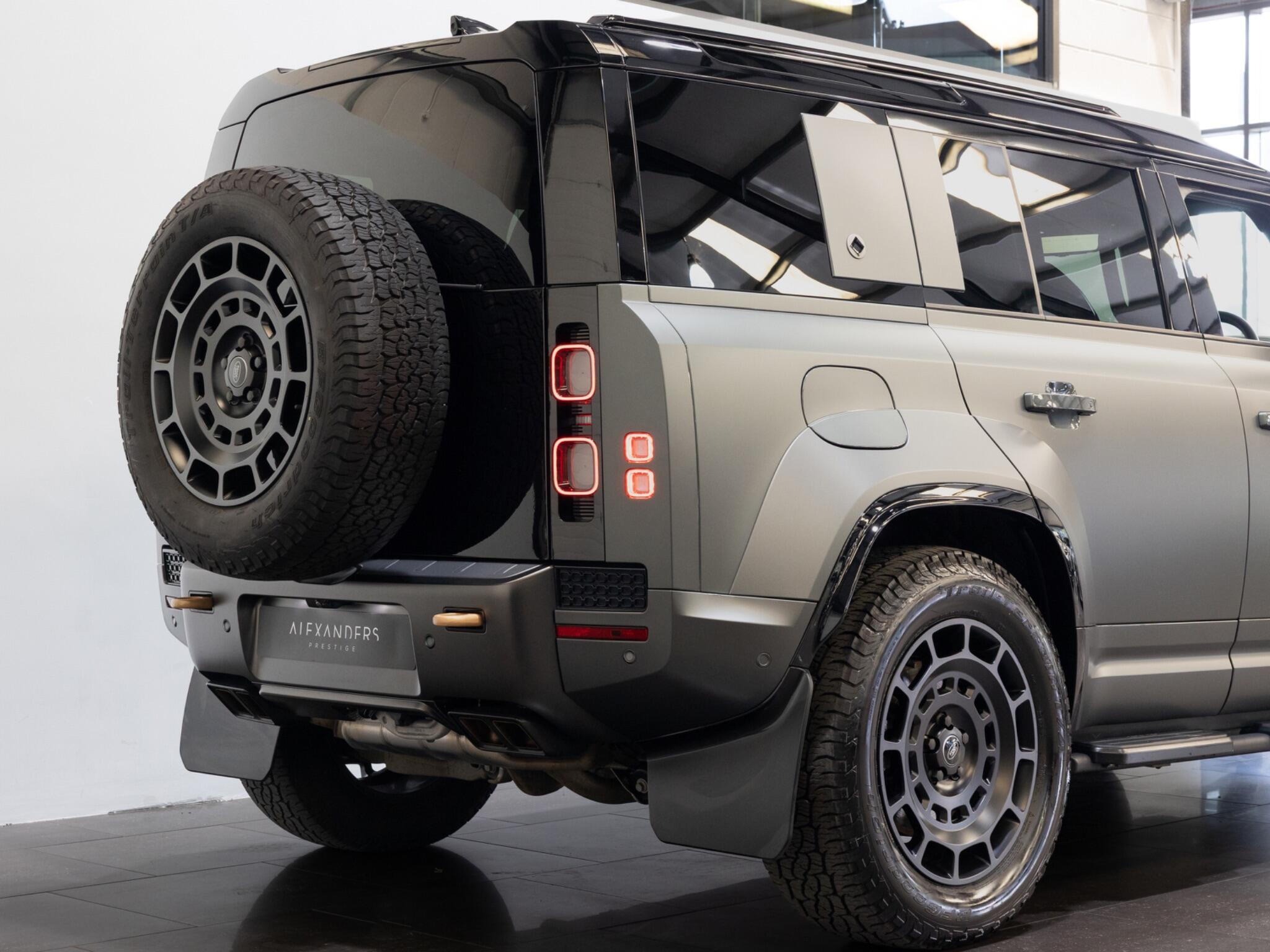 Land Rover Defender 110 view 32