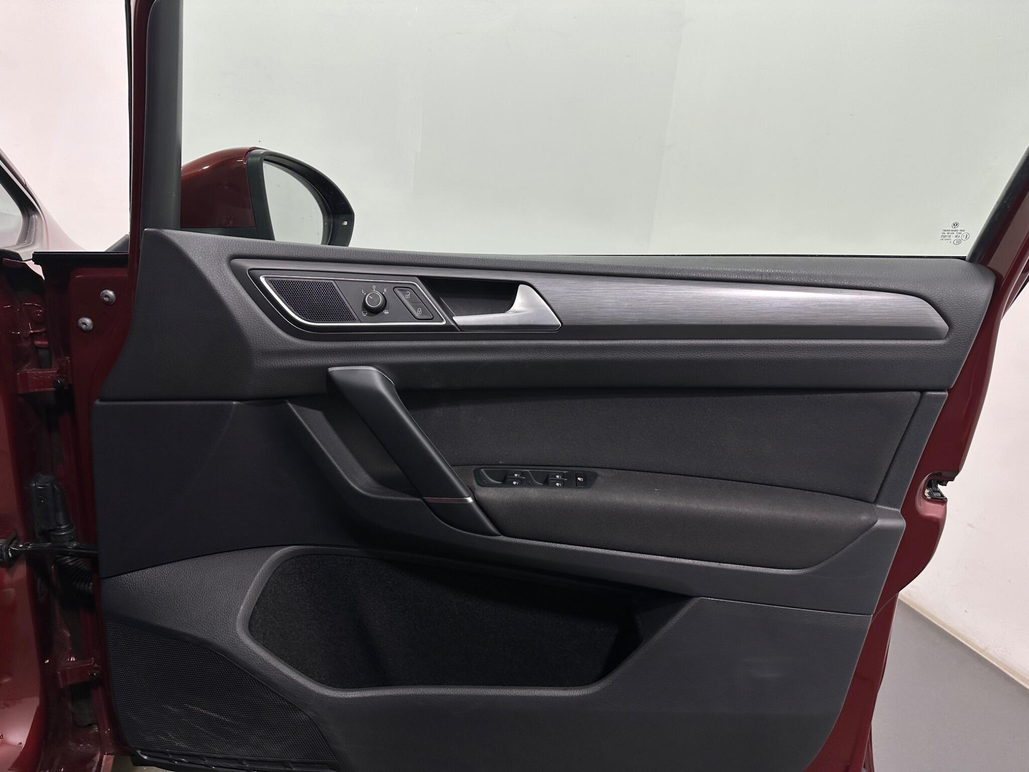 Volkswagen Golf Sportsvan view 34