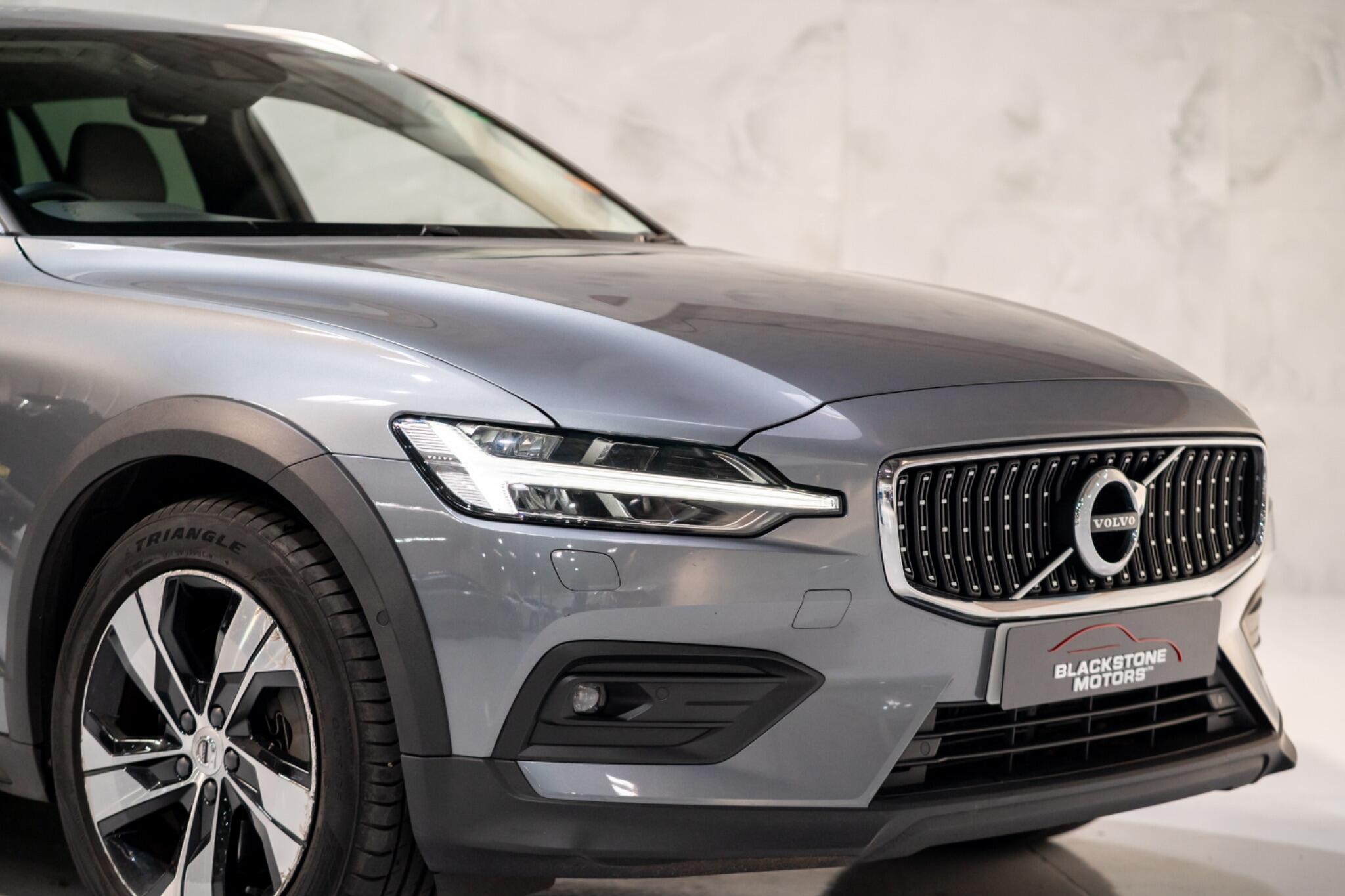 Volvo V60 Cross Country view 34