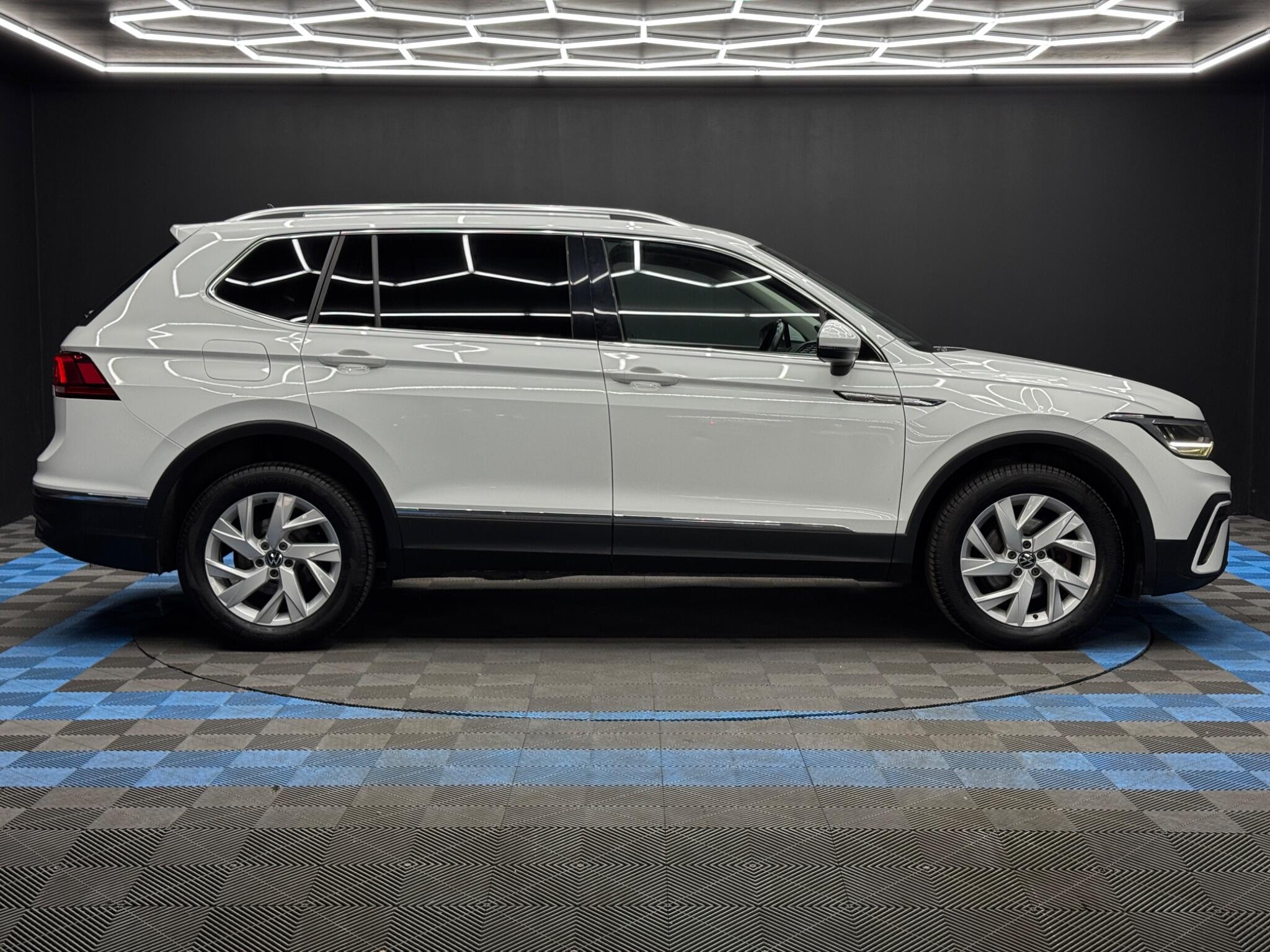 Volkswagen Tiguan Allspace view 4