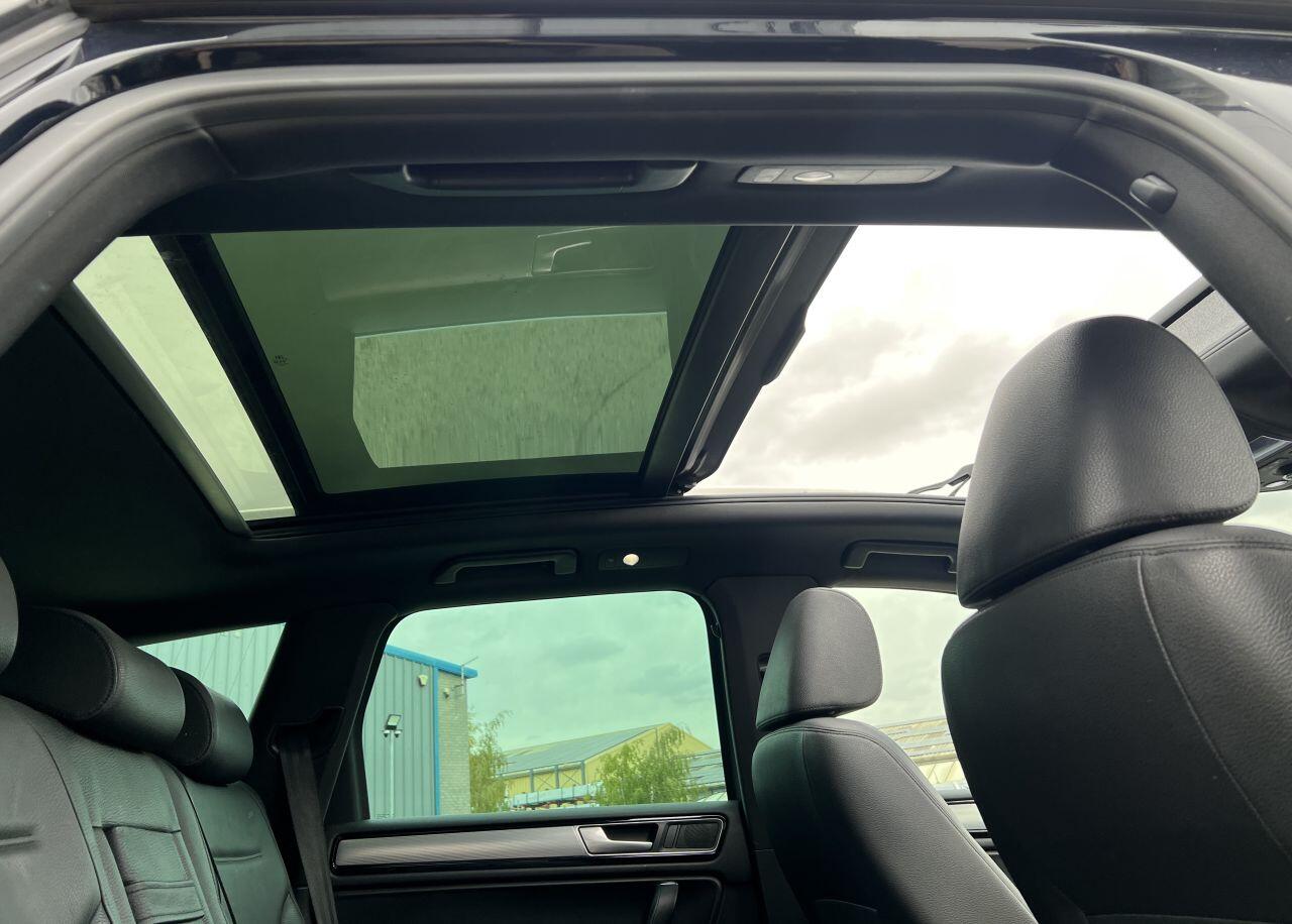Volkswagen Touareg view 2